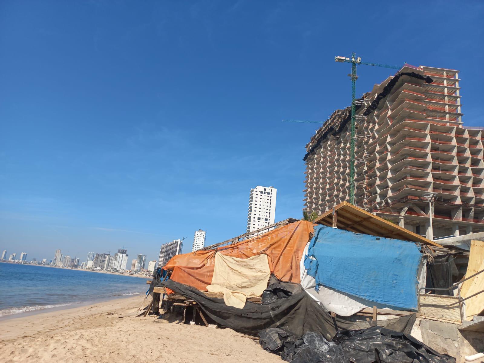 $!Pese a la clausura de una palapa en Mazatlán, albañiles continúan trabajando en el lugar