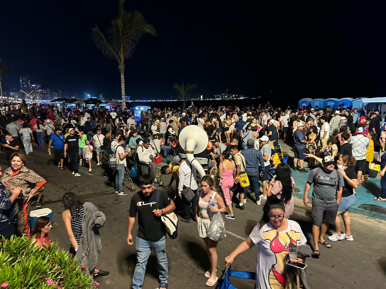 $!Se convierte malecón de Mazatlán en pista de baile este sábado de Semana Santa