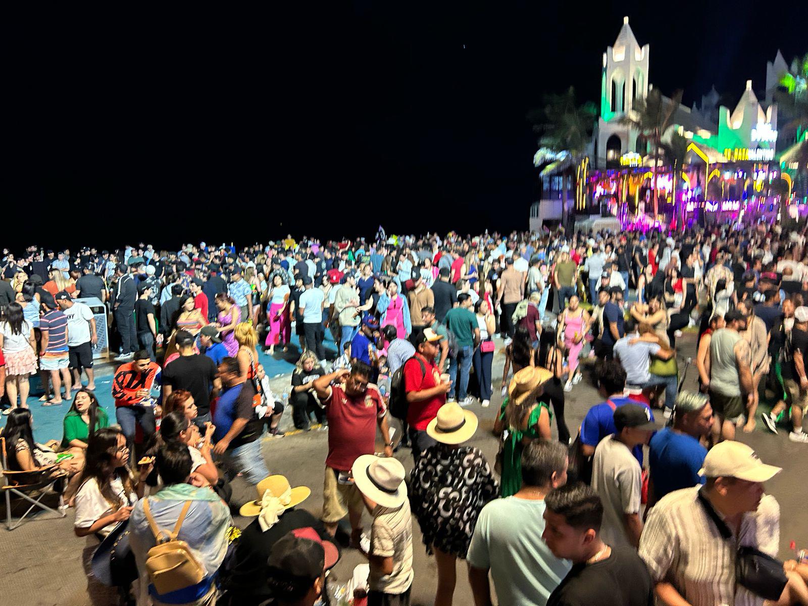 $!Se convierte malecón de Mazatlán en pista de baile este sábado de Semana Santa