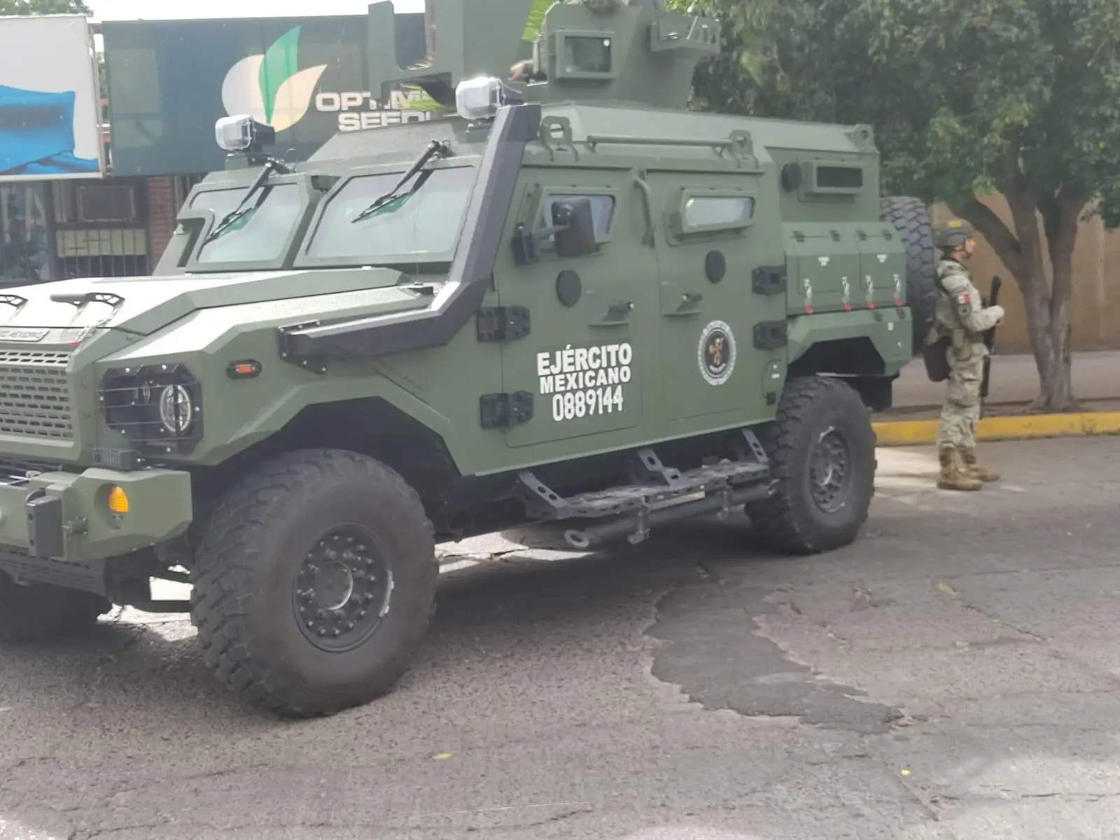 $!Ejército despliega fuerte operativo en sede de la FGR en Los Mochis