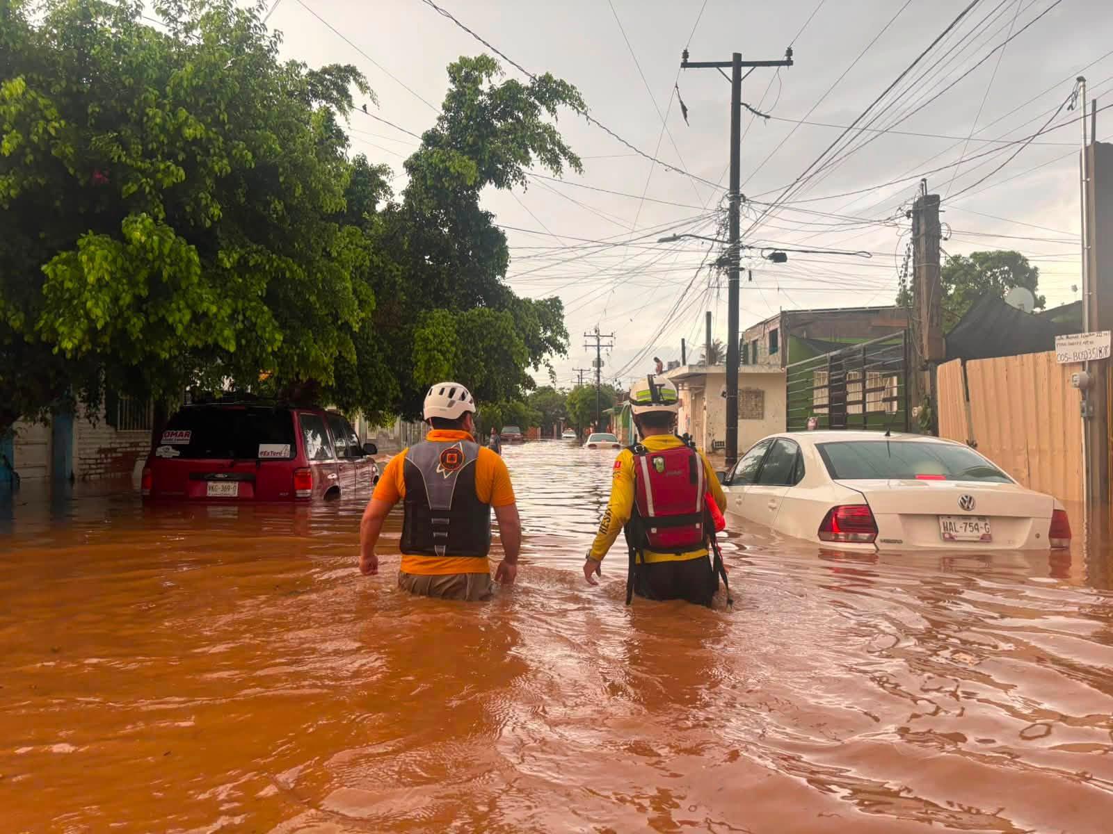 $!Rescatan y auxilian a familias tras fuertes lluvias en Mazatlán