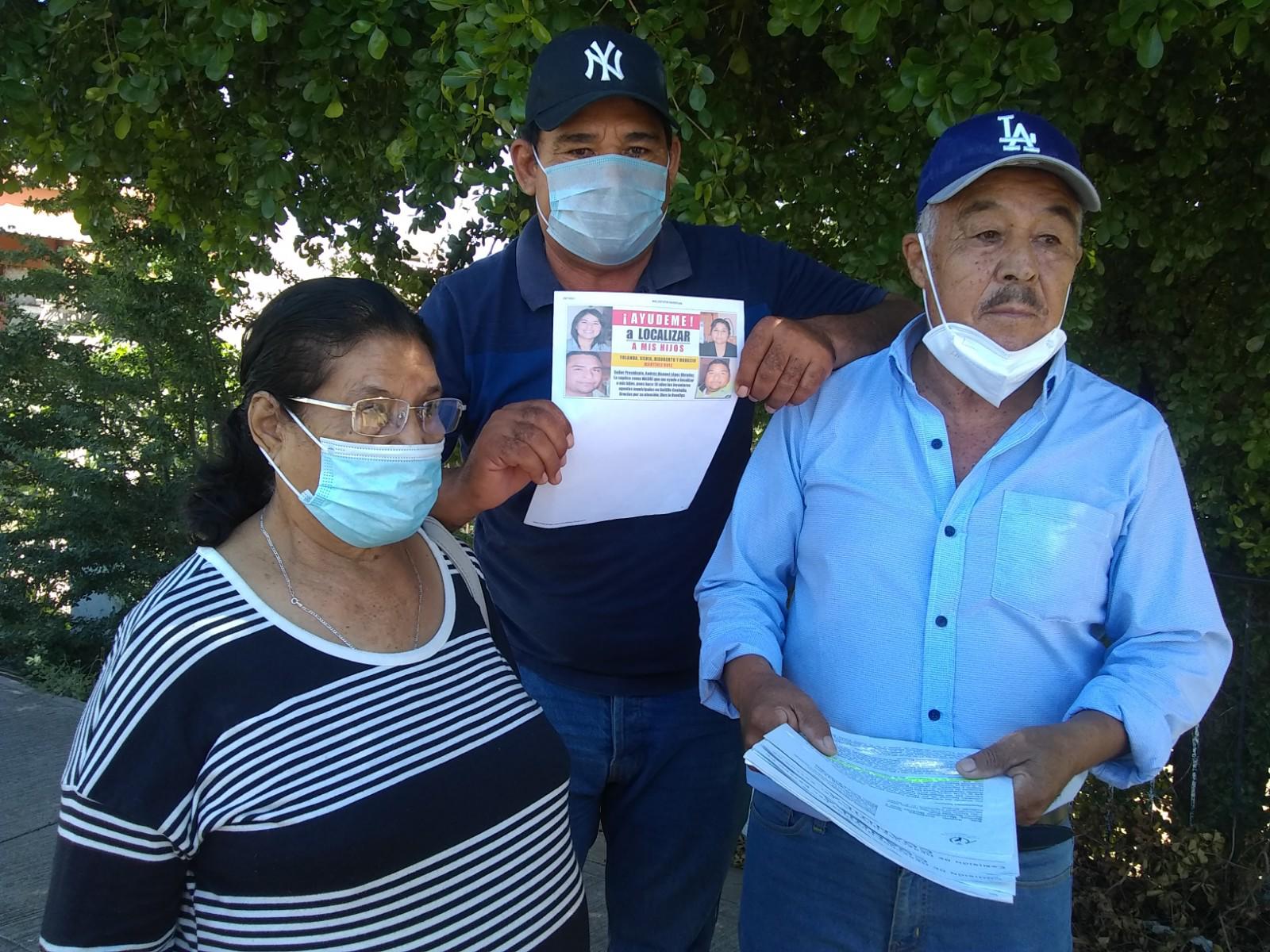 $!Adriel Martínez, su esposa e hijo, tienen la esperanza de encontrar a sus hijos.