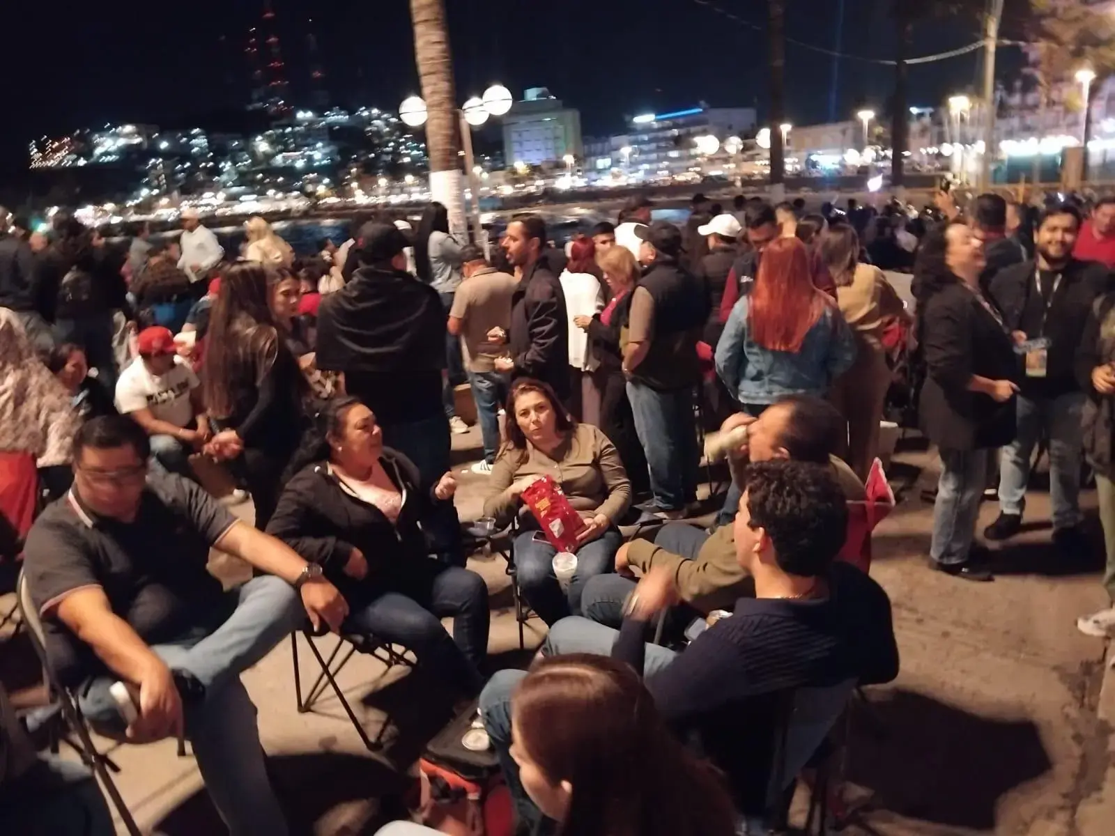 $!Aguardan miles de personas el espectáculo del Combate Naval en Olas Altas