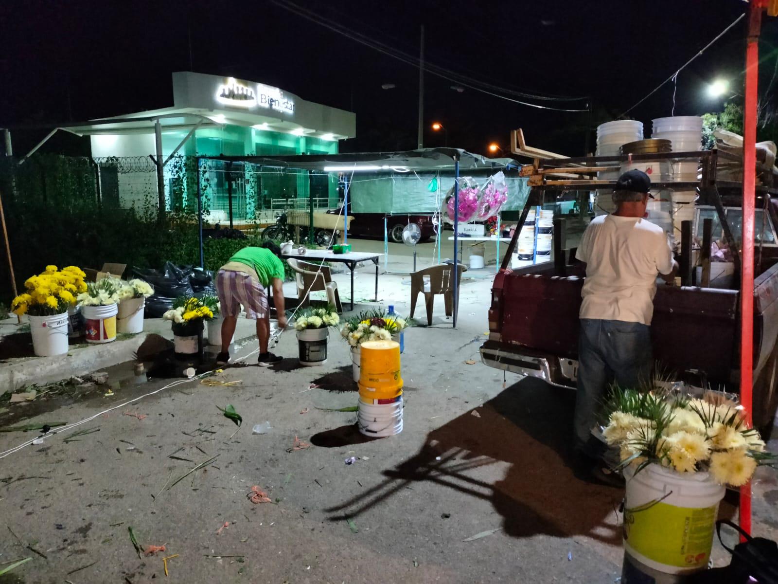 $!Comerciantes de Rosario se ven obligados a tirar flores por competencia desleal