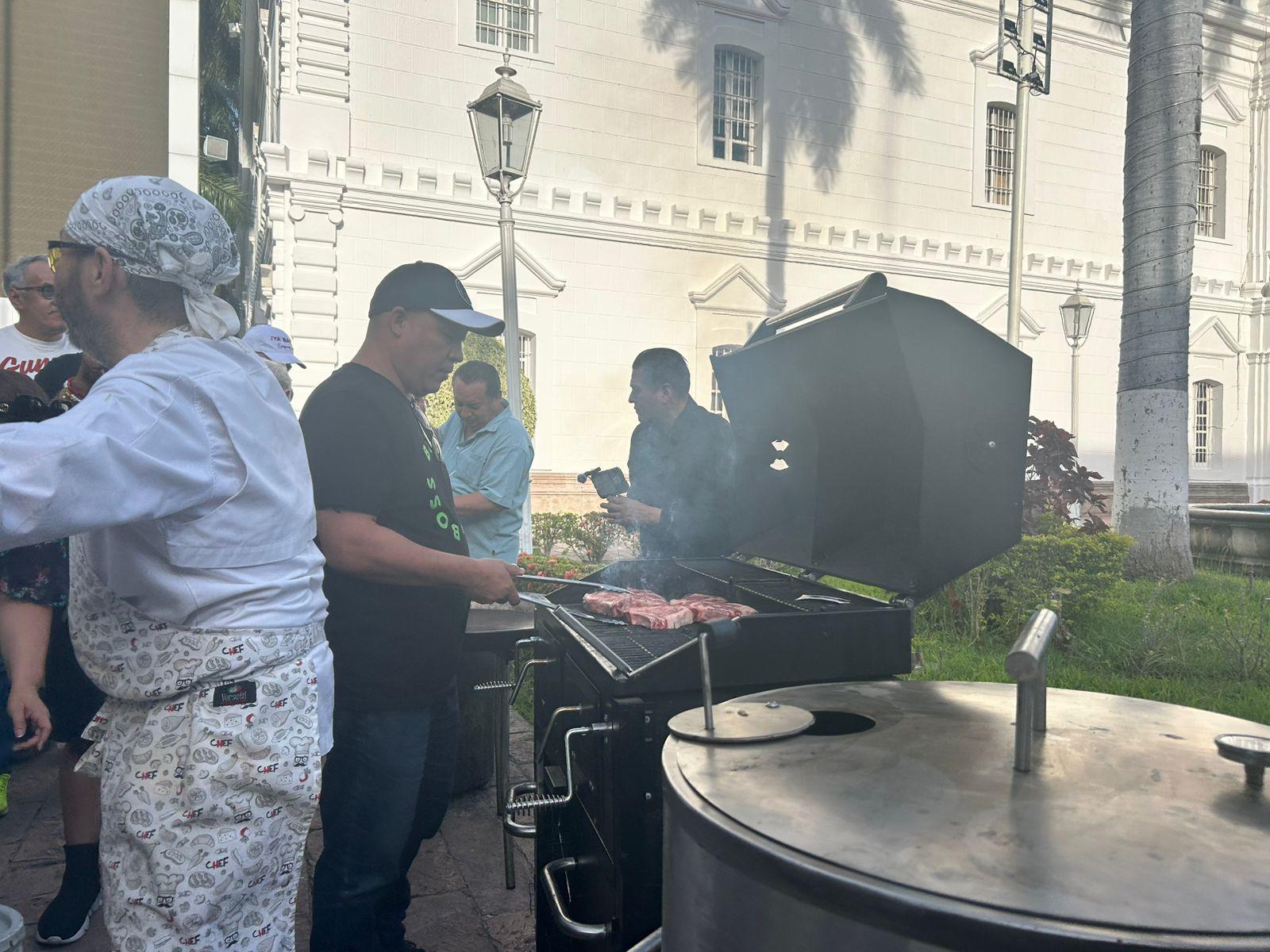 $!Arman ‘carnita asada por la paz’ con banda en el Ayuntamiento de Culiacán tras licencia de Rocha y Gámez