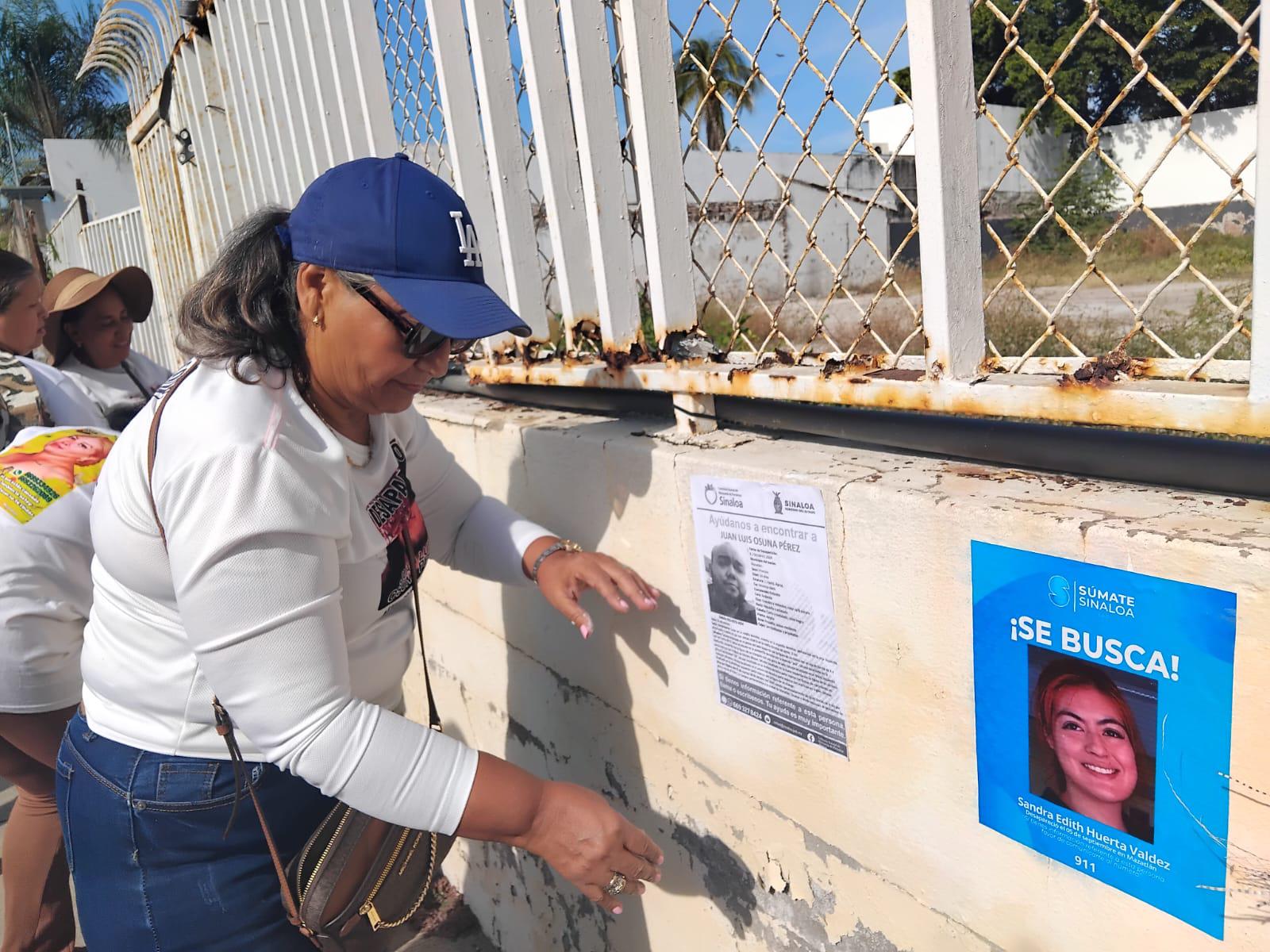 $!Realiza colectivo extensa jornada de pega de fichas de desaparecidos en Mazatlán