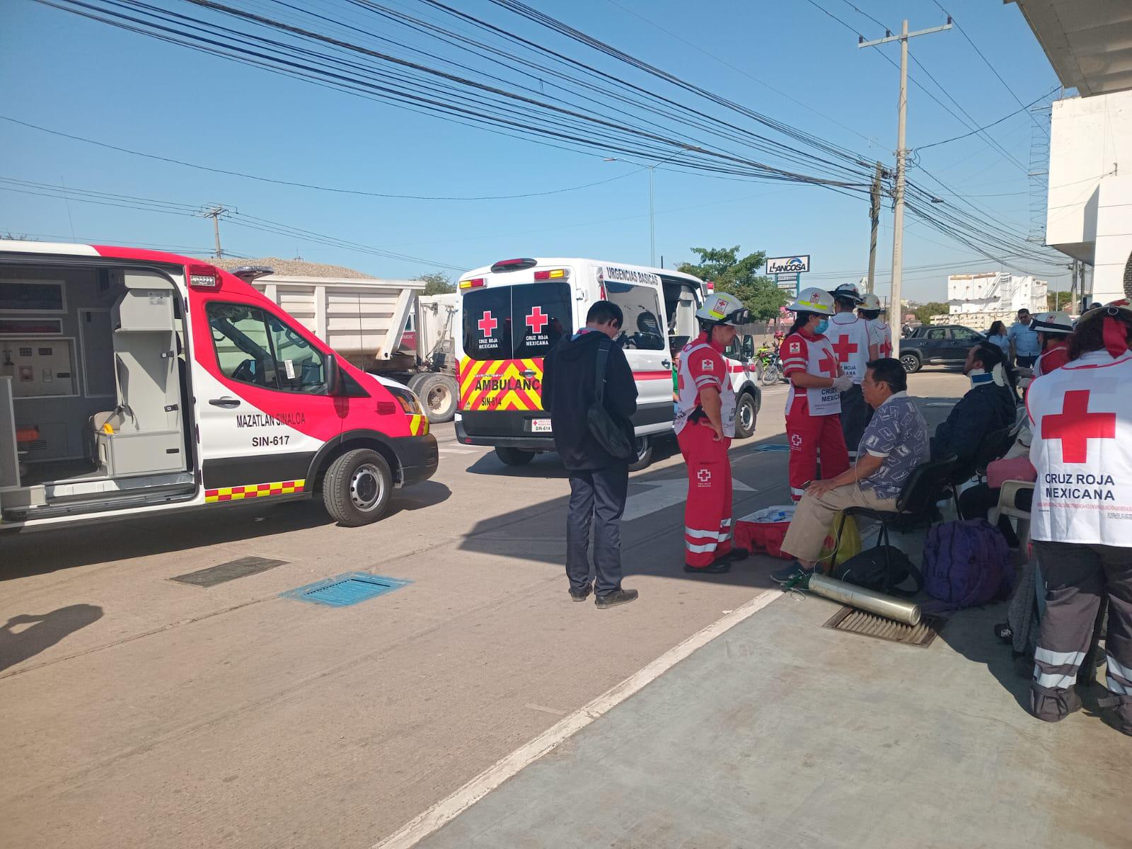 $!Choque de camión urbano en Mazatlán deja lesionados y daños materiales