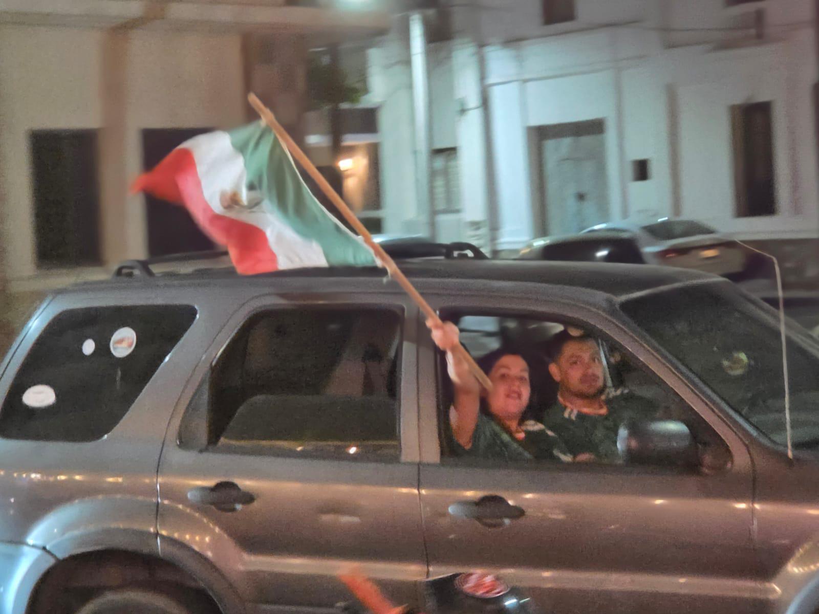 $!México desata la fiesta en Olas Altas tras asegurar su pase a la siguiente ronda