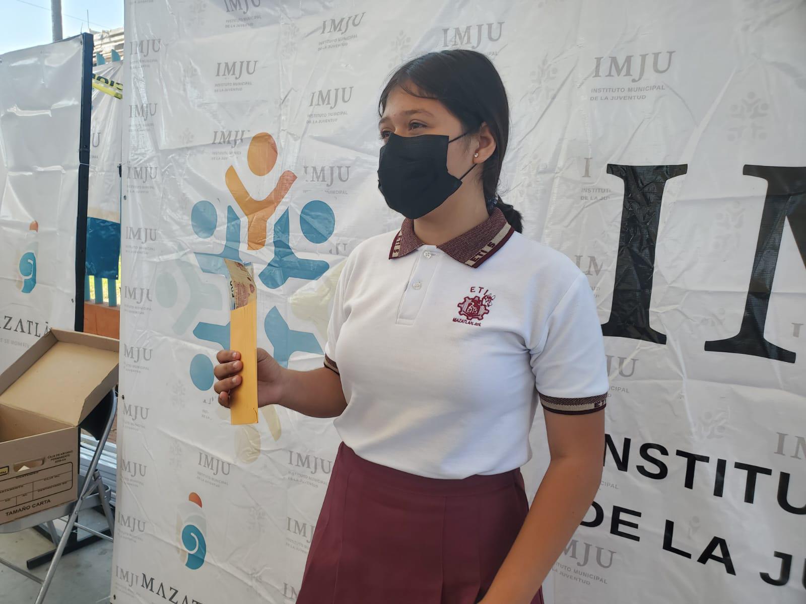 $!Mazatlán beneficia a mil 500 estudiantes con becas de $3 mil 200 y $4 mil 800, divididos en meses