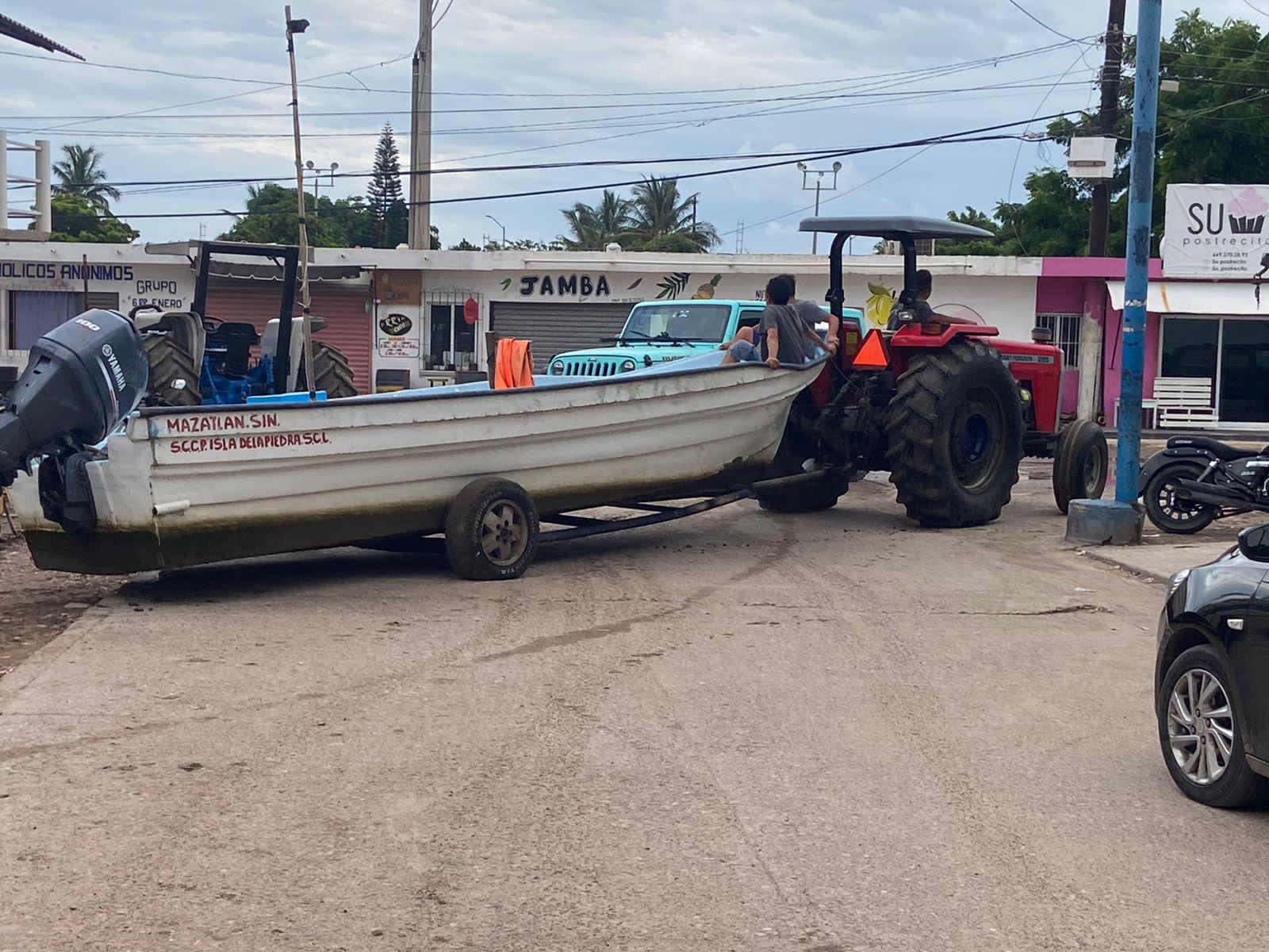 $!Isla de la Piedra, en Mazatlán, recibe embates del fuerte oleaje por Huracán Kay