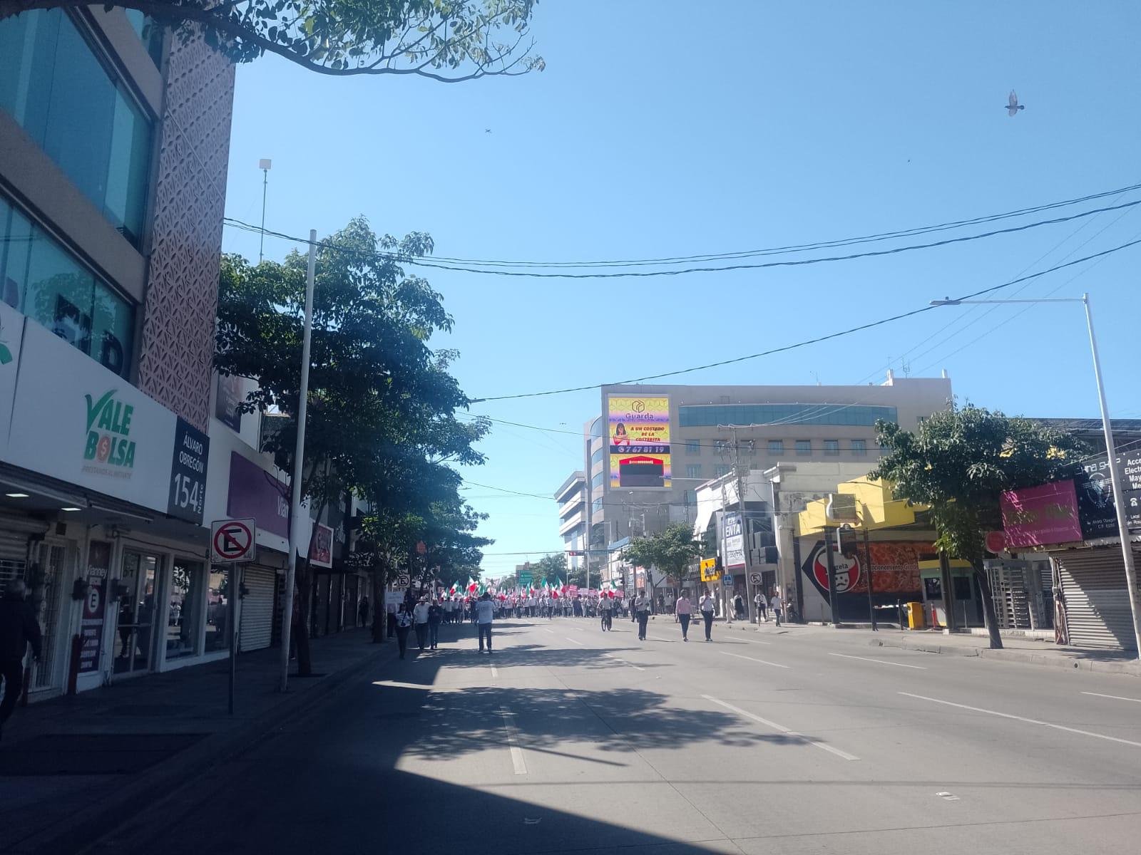 $!Miles se concentran frente a la catedral de Culiacán en movimiento en defensa de la democracia