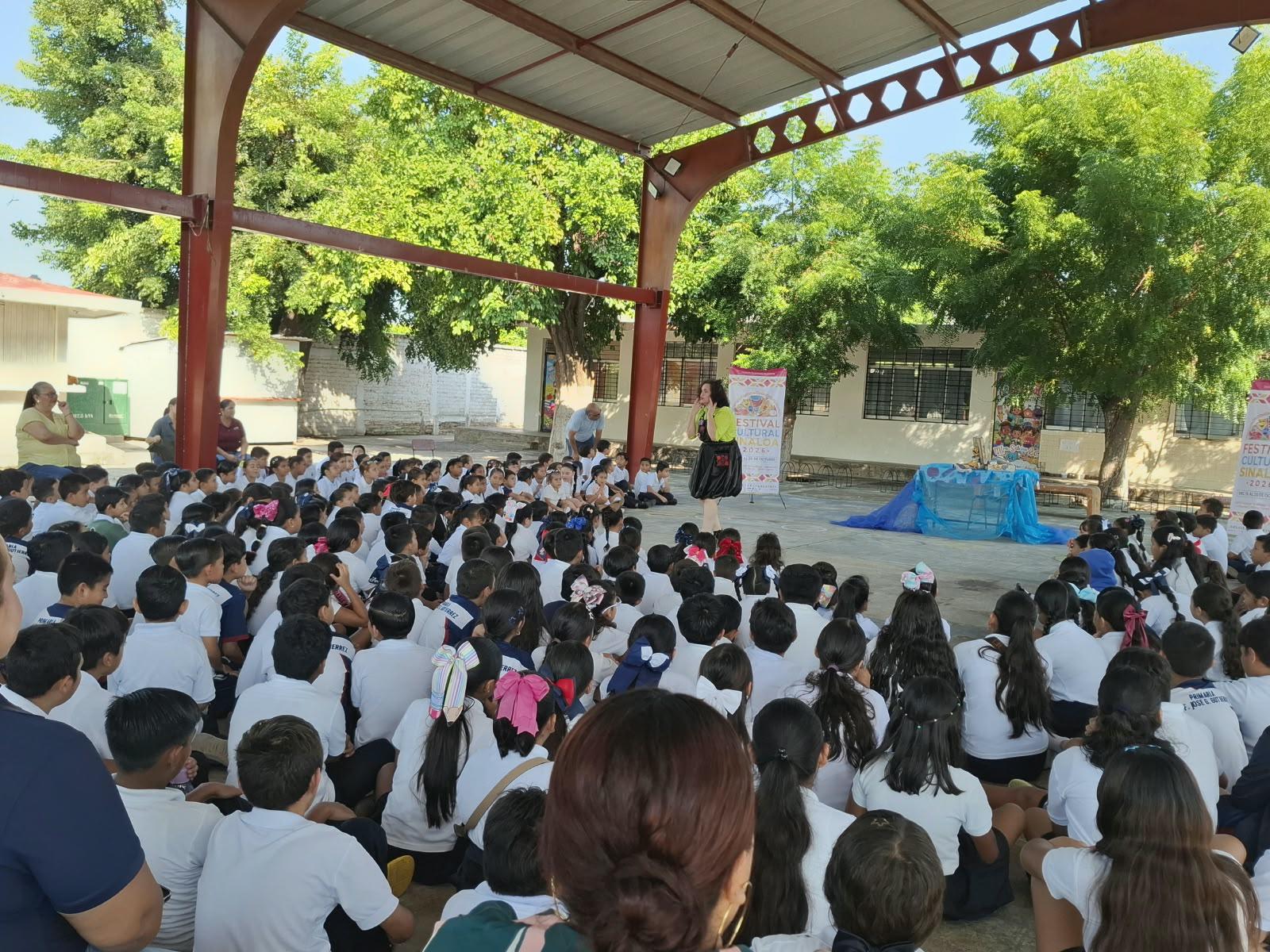 $!Alumnos participan activamente en el recital de la “Valija de cuentos viajeros”.