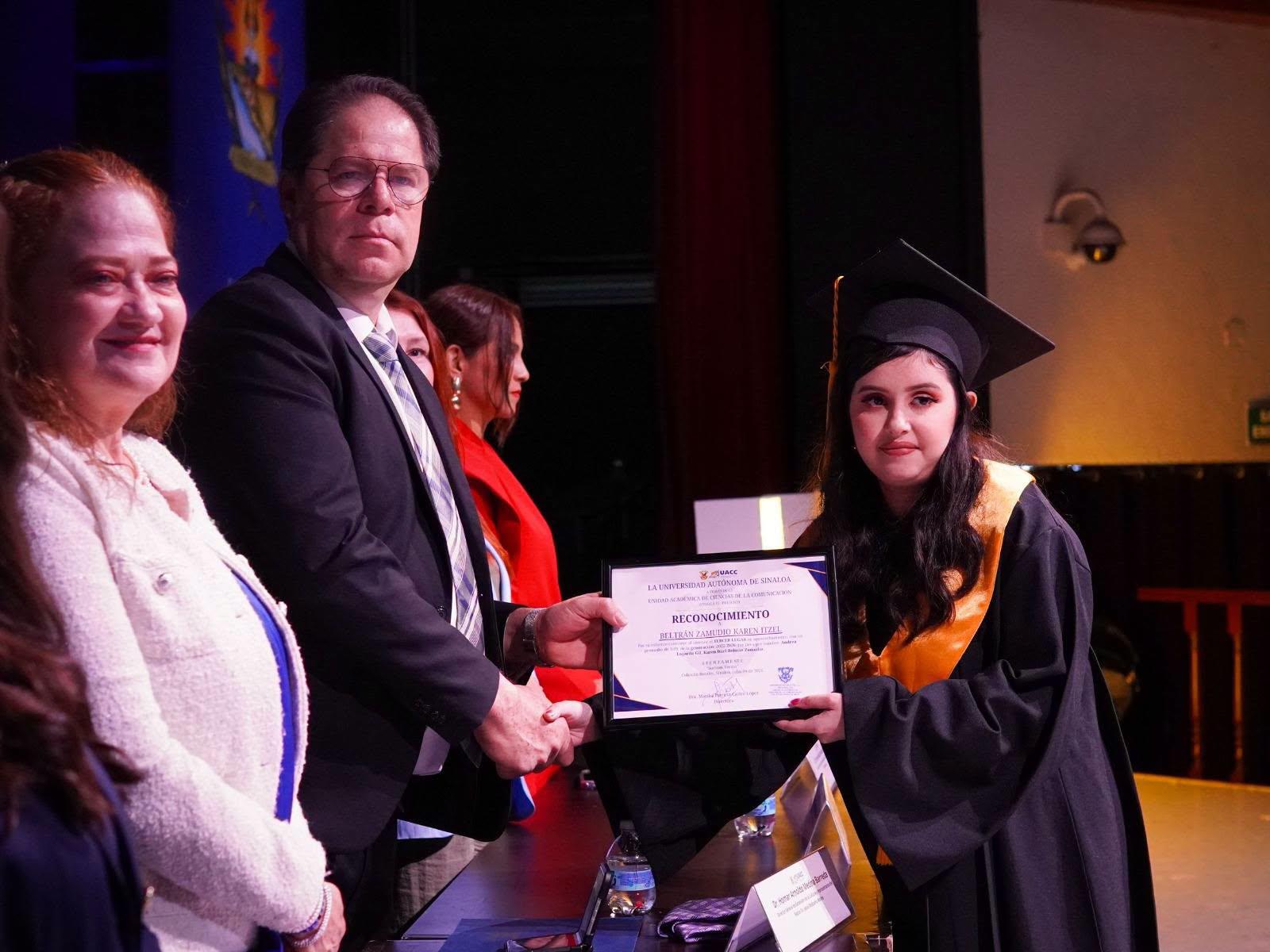 $!Karen Itzel Beltrán Zamudio recibió su diploma de manos de Homar Medina, coordinador de Extensión de la Cultura.