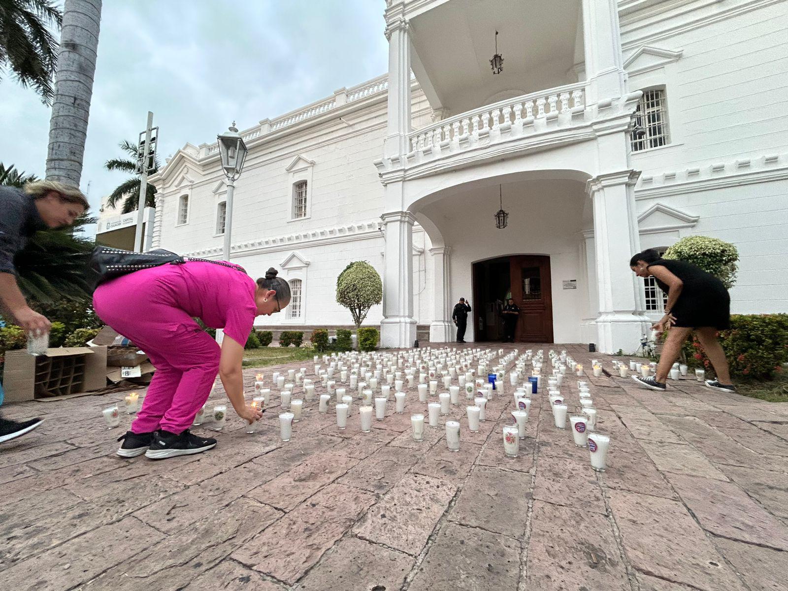 $!Encienden veladoras en el Ayuntamiento de Culiacán a un año de la crisis de seguridad