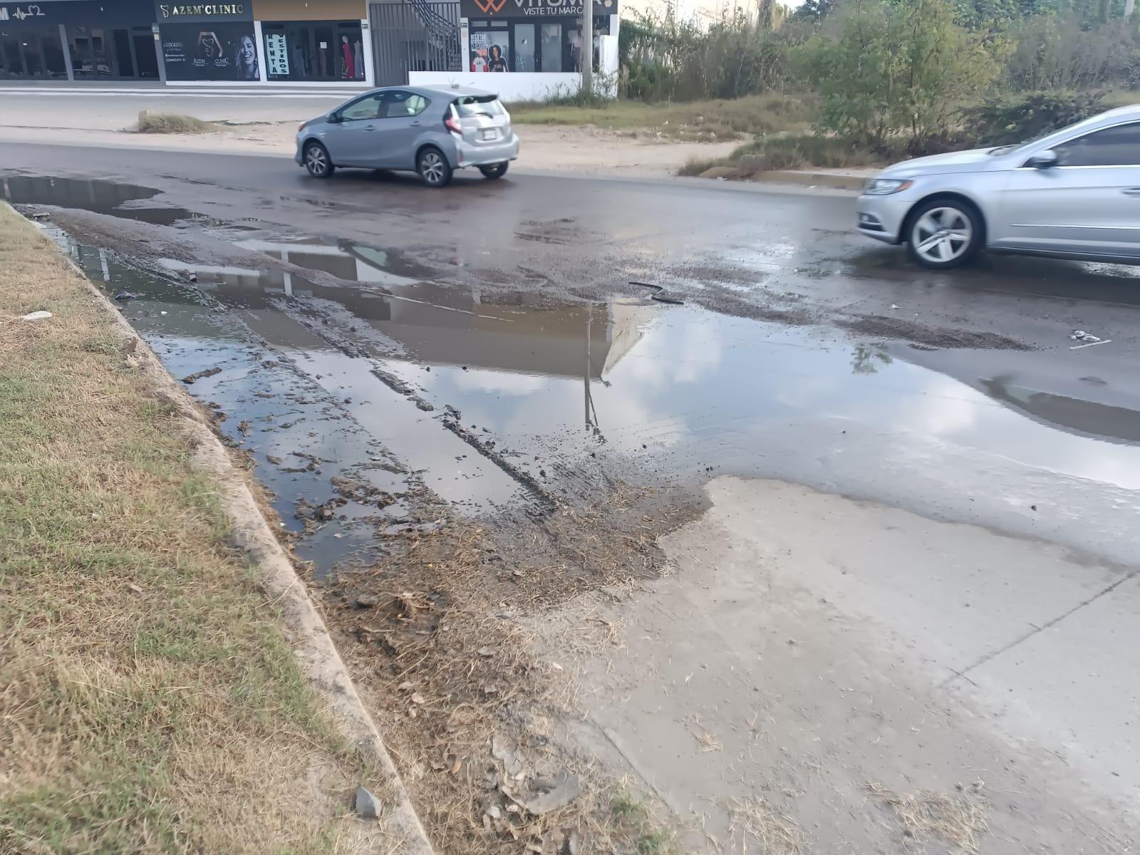 $!Aguas negras afectan desde hace meses cruce de Las Torres y Santa Rosa, en Mazatlán