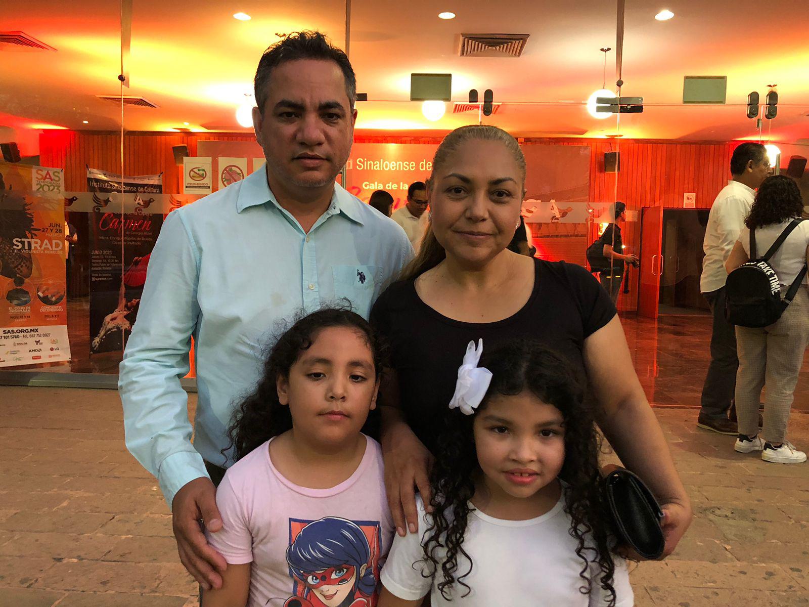 $!Américo Oviedo y Paula Zazueta con sus hijas Armida y América Oviedo Zazueta.