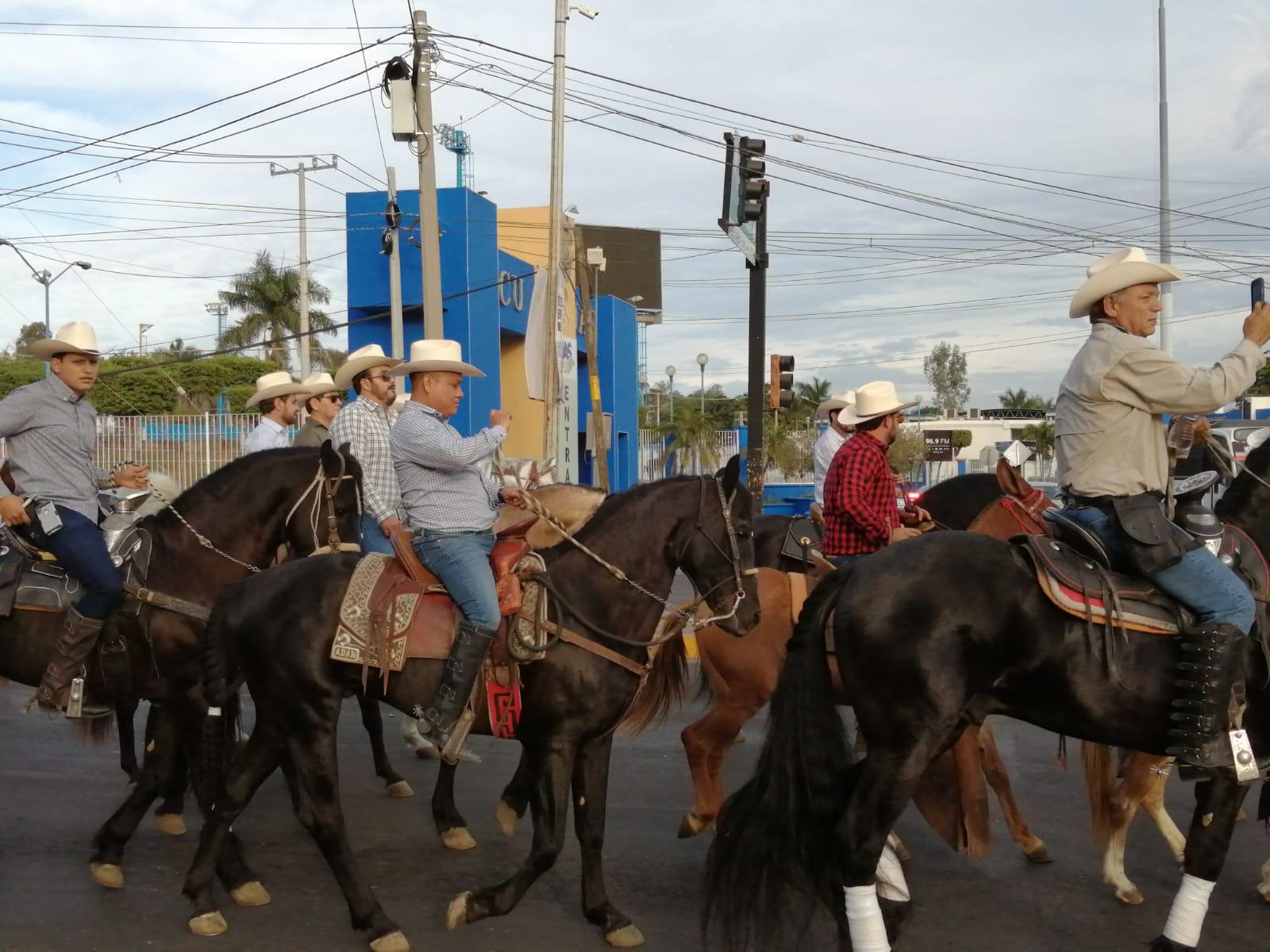 $!Realizan en Culiacán la Gran Cabalgata Tradicional; participan más de mil jinetes