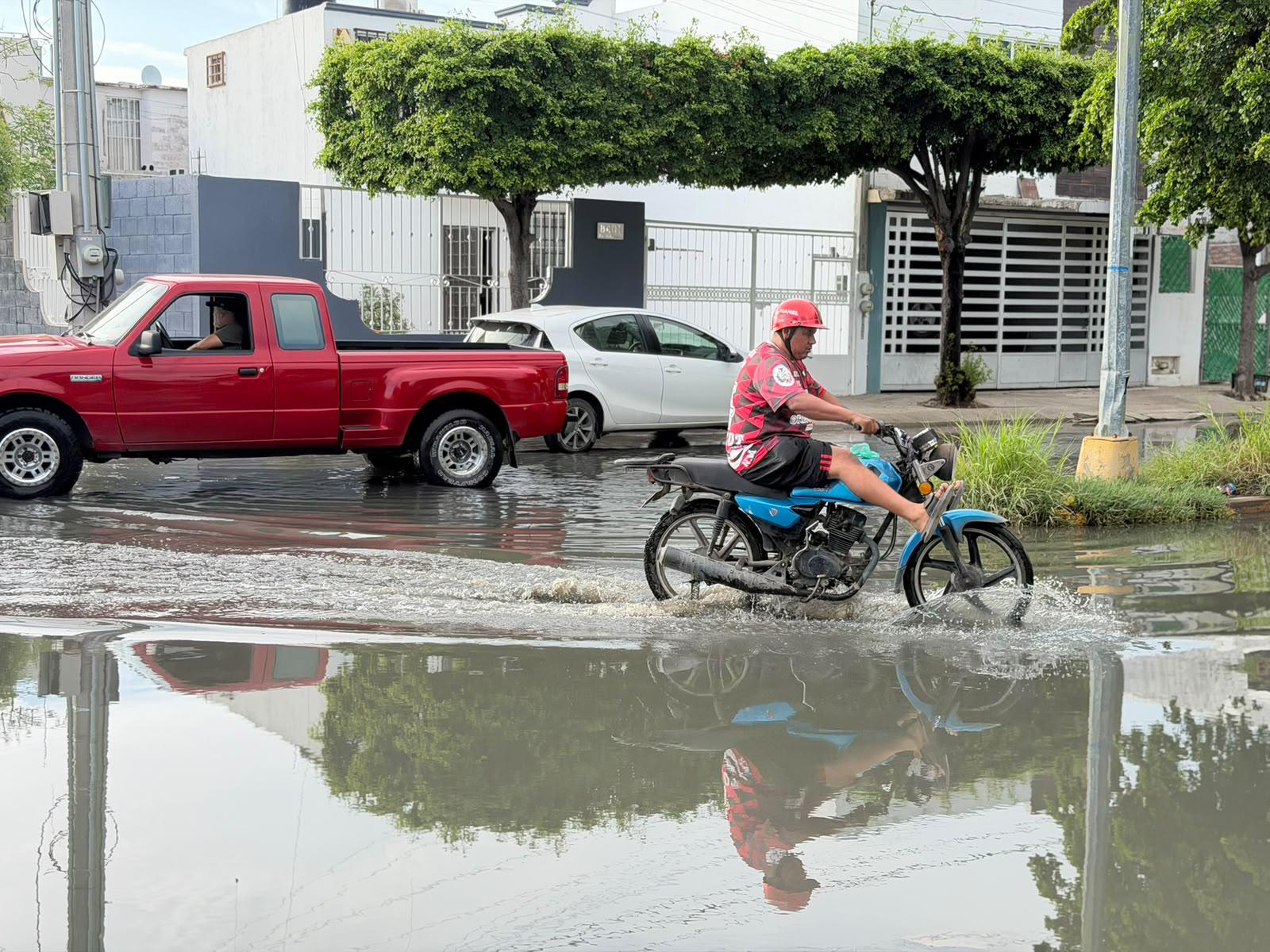 $!Exigen solución a derrame de aguas negras en Bugambilias-La Esperanza