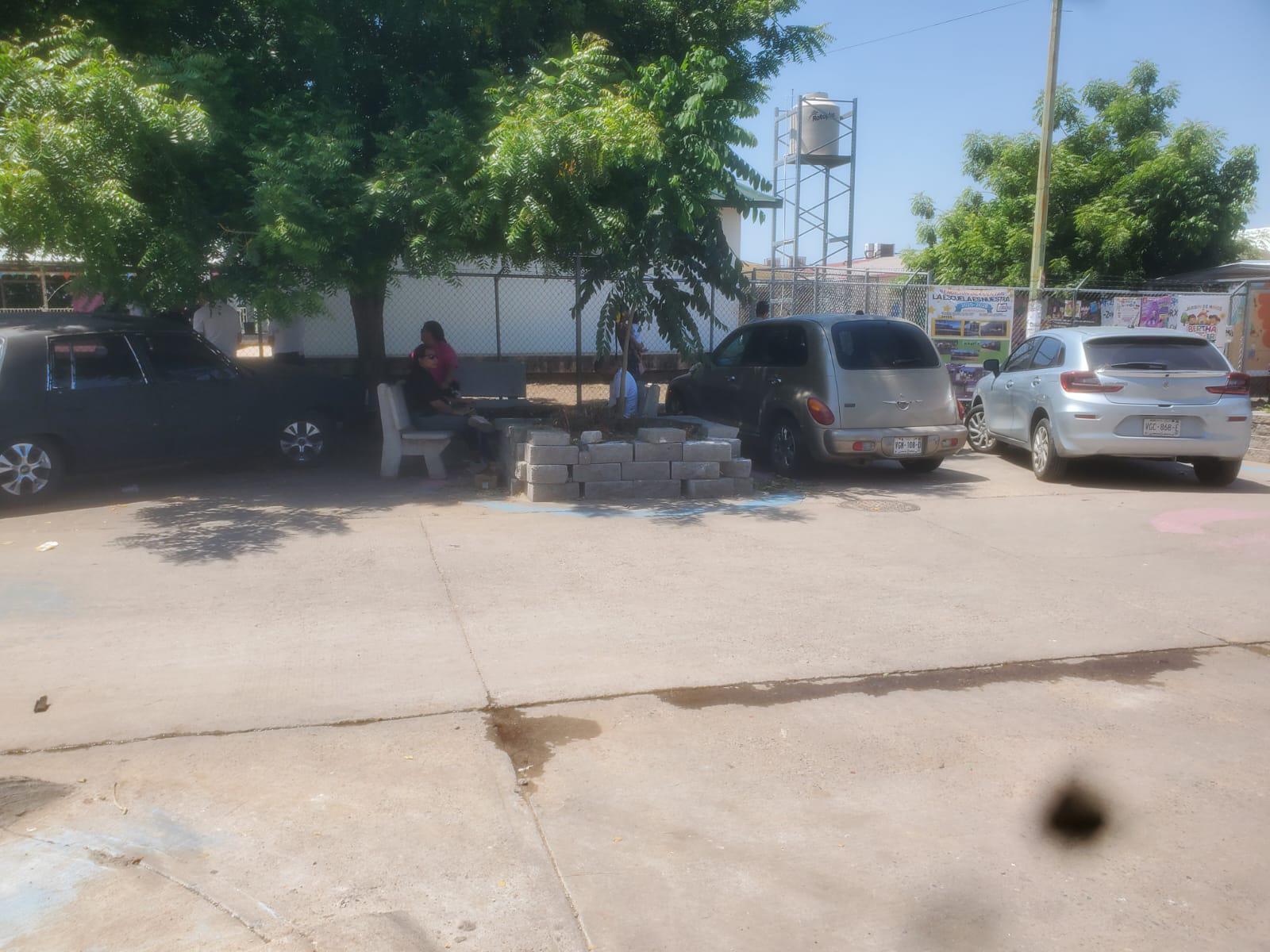 $!Padres y madres de familia piden retirar vehículos que generan caos vial frente a preescolar en Alturas del Sur