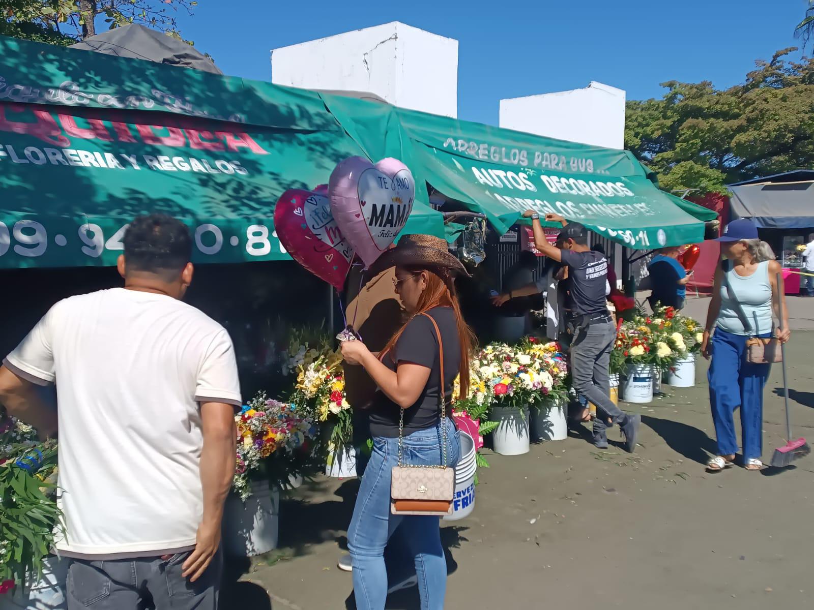$!Autorizan 81 permisos a comerciantes en panteones de Mazatlán por el Día de las Madres