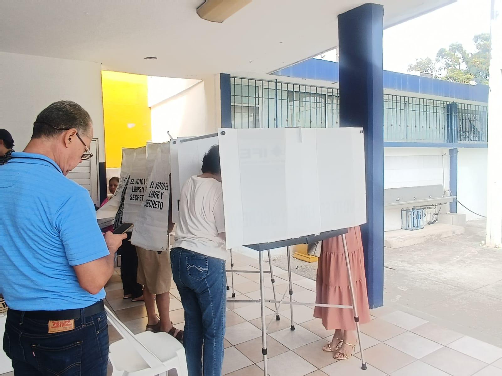 $!Casilla en Sábalo Country, en Mazatlán, registra alta afluencia de votantes para elección judicial