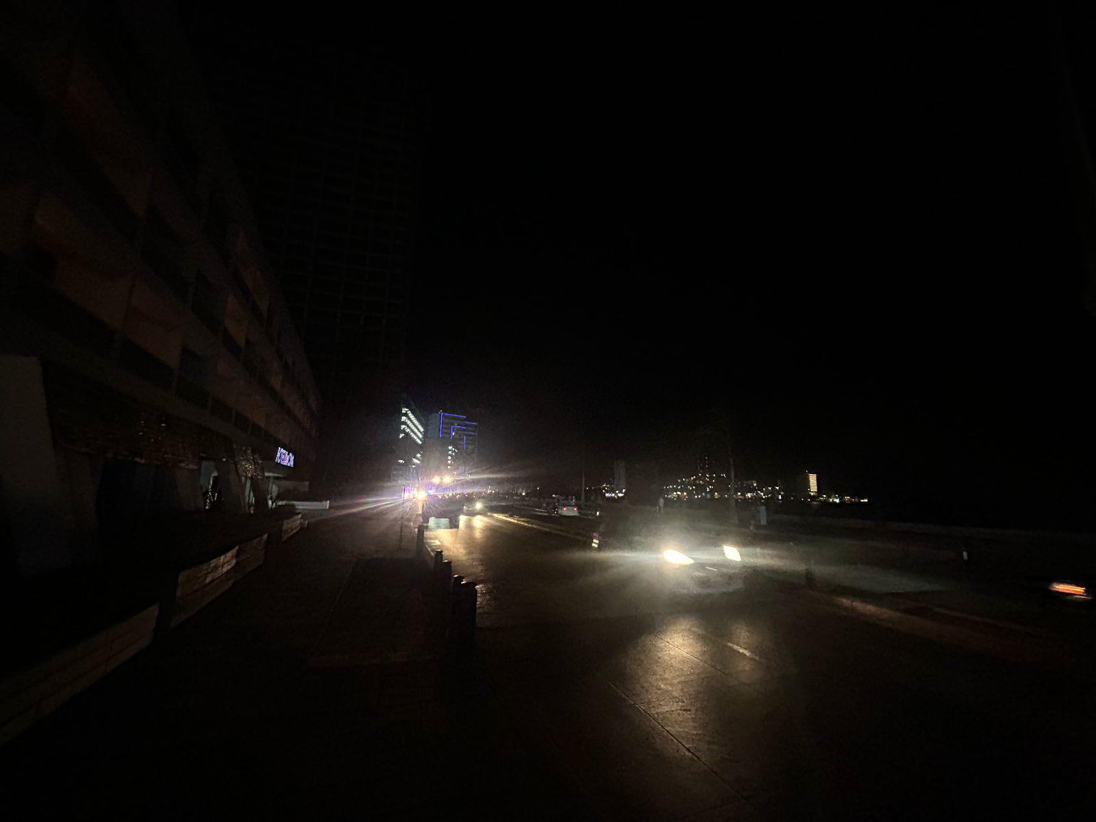 $!Registra apagón el paseo costero de Mazatlán este martes
