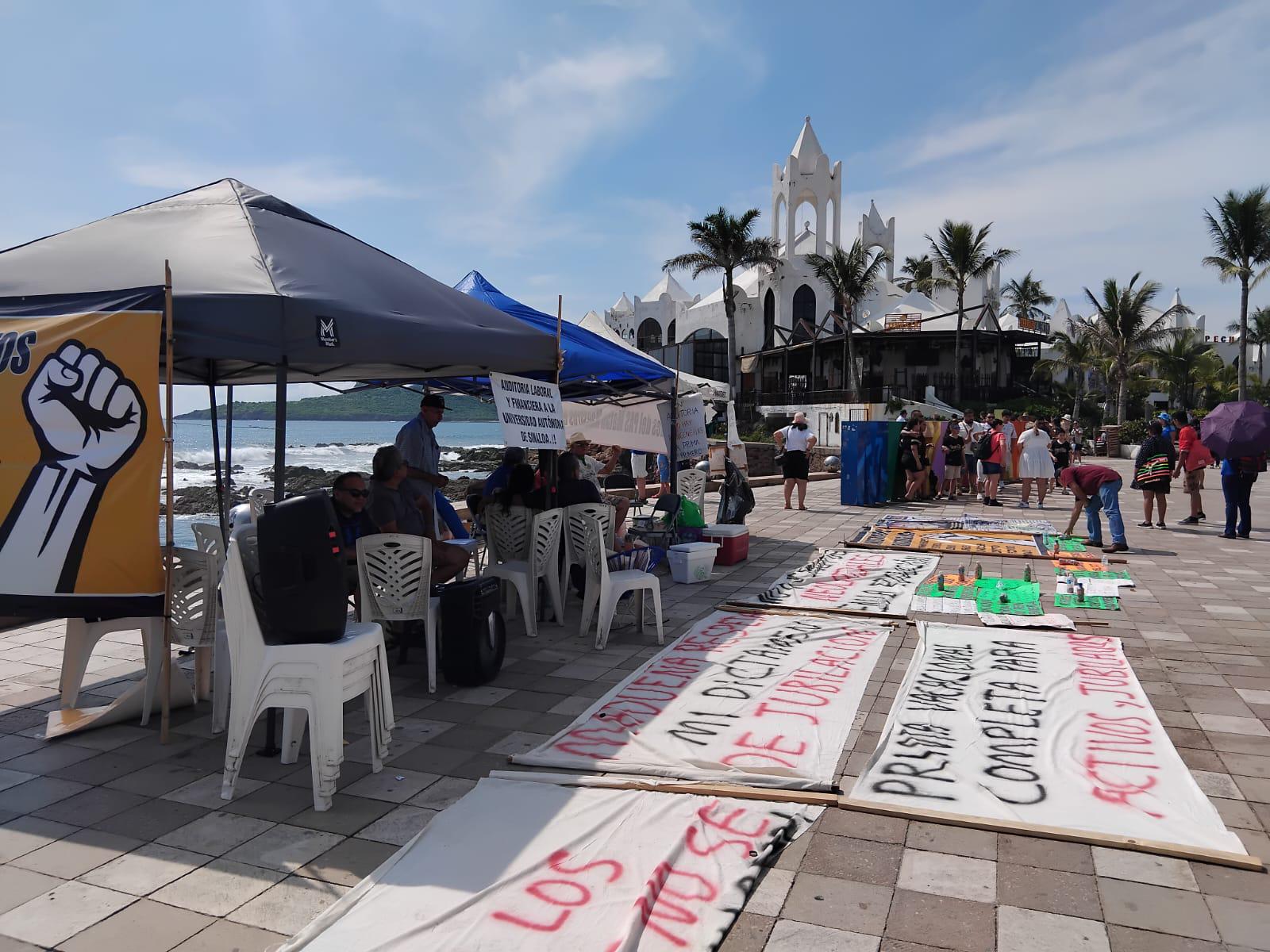 $!Mantendrán trabajadores jubilados plantón de protesta en Mazatlán hasta que autoridades de la UAS atiendan