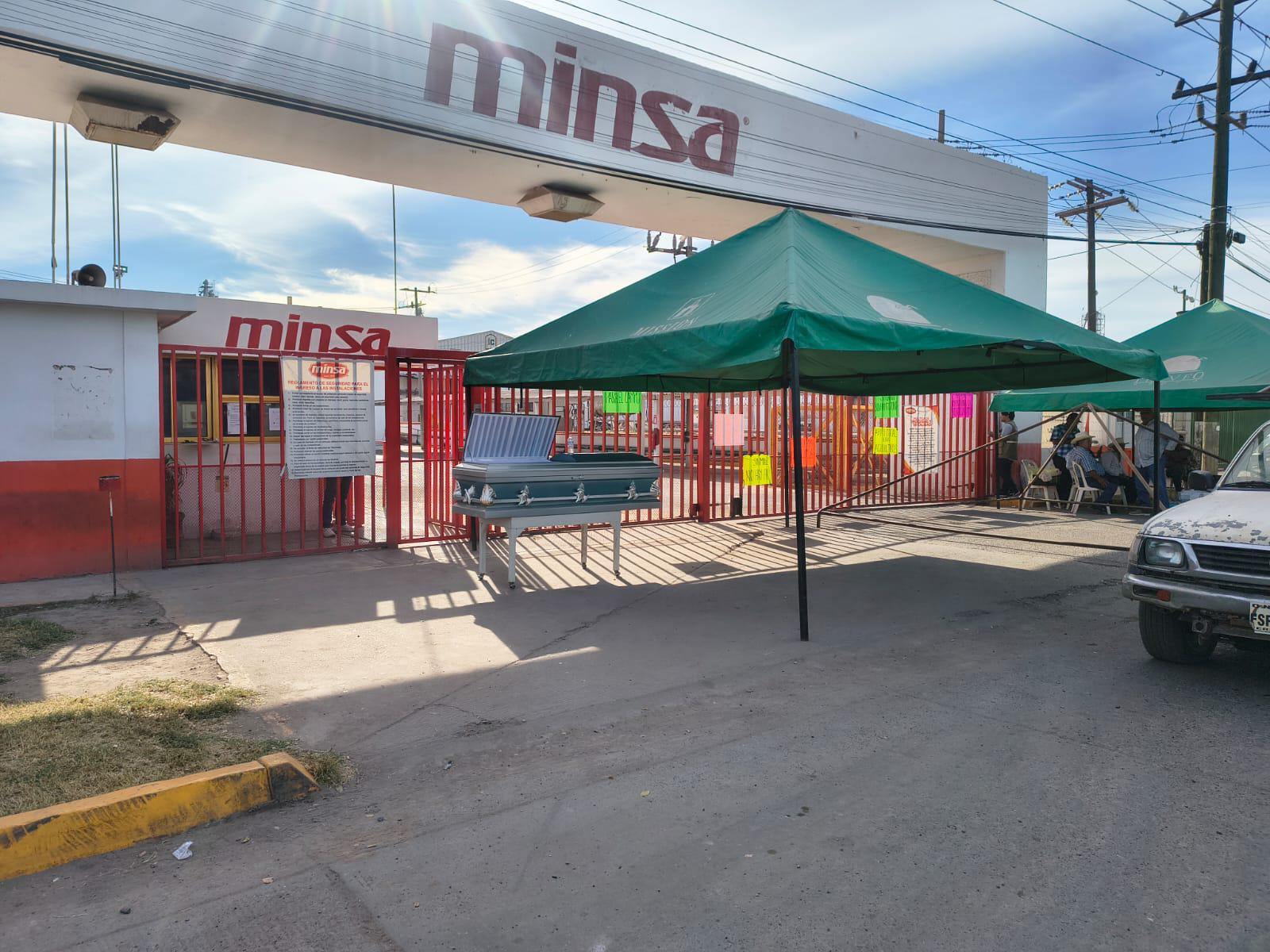 $!Indefinida la toma de Minsa en Los Mochis; productores cumplen tres días de protesta