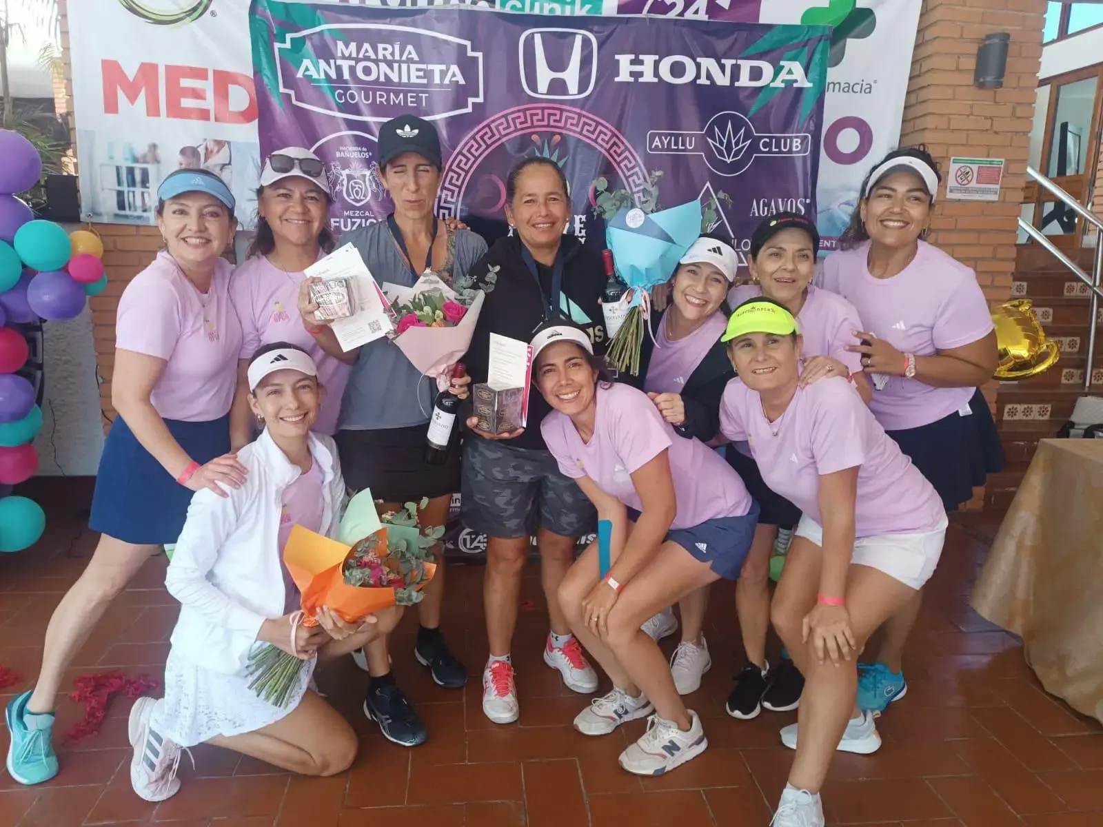 $!Alejandra Coppel y Olga Arévalo, quienes obtuvieron el segundo lugar en categoría A, posan para la fotografía del recuerdo.