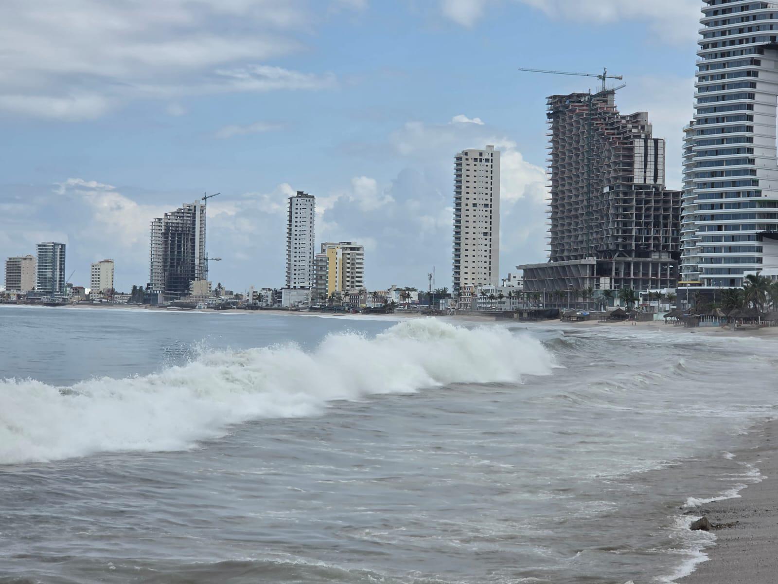 $!Mar de Fondo mantiene oleaje superior a los 3 metros; Salvavidas refuerza vigilancia en playas de Mazatlán