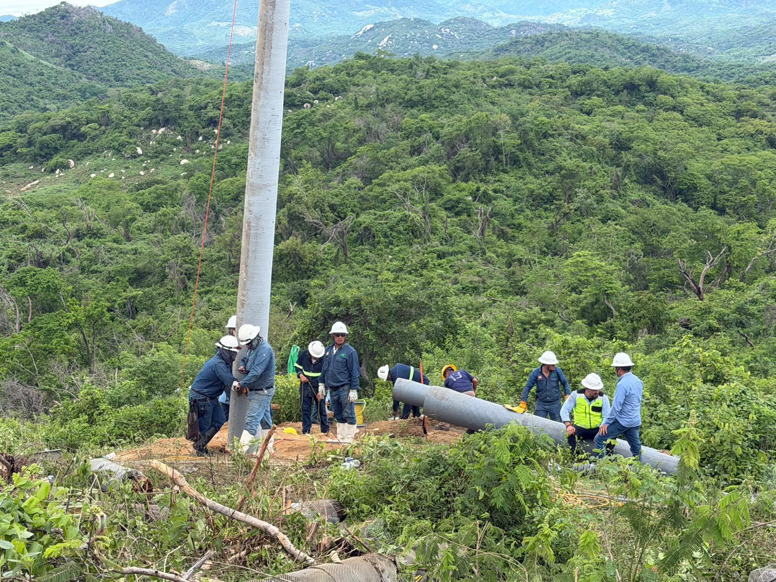 $!CFE despliega más de 3 mil electricistas ante posibles afectaciones por ‘Simon’