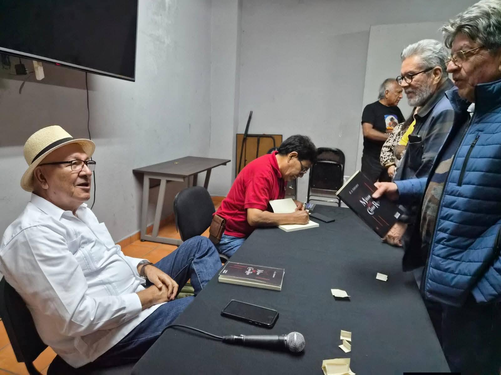 $!Al final, el autor firmó ejemplares de los lectores.