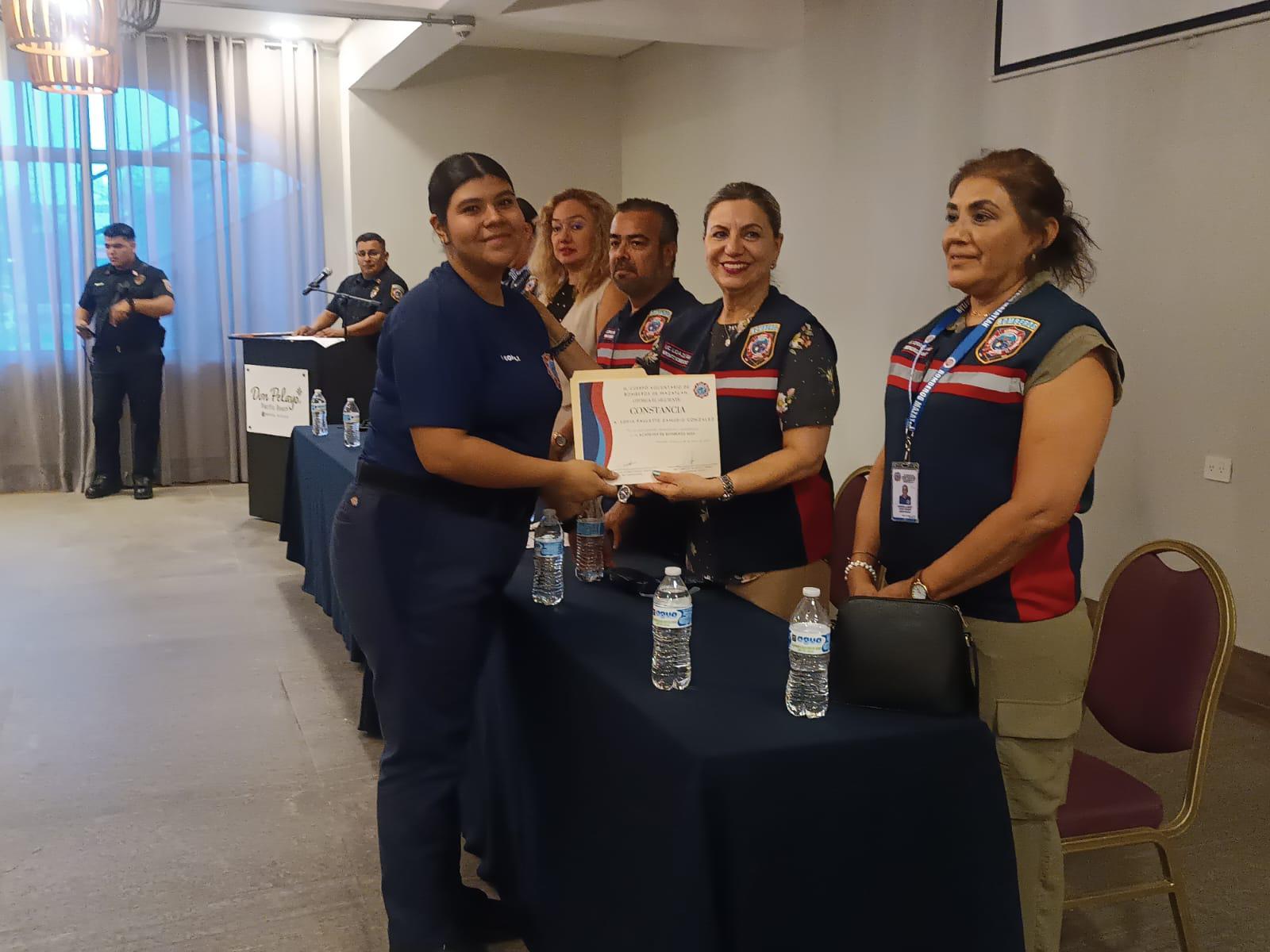 $!Se gradúan nuevos elementos del cuerpo voluntario de Bomberos de Mazatlán