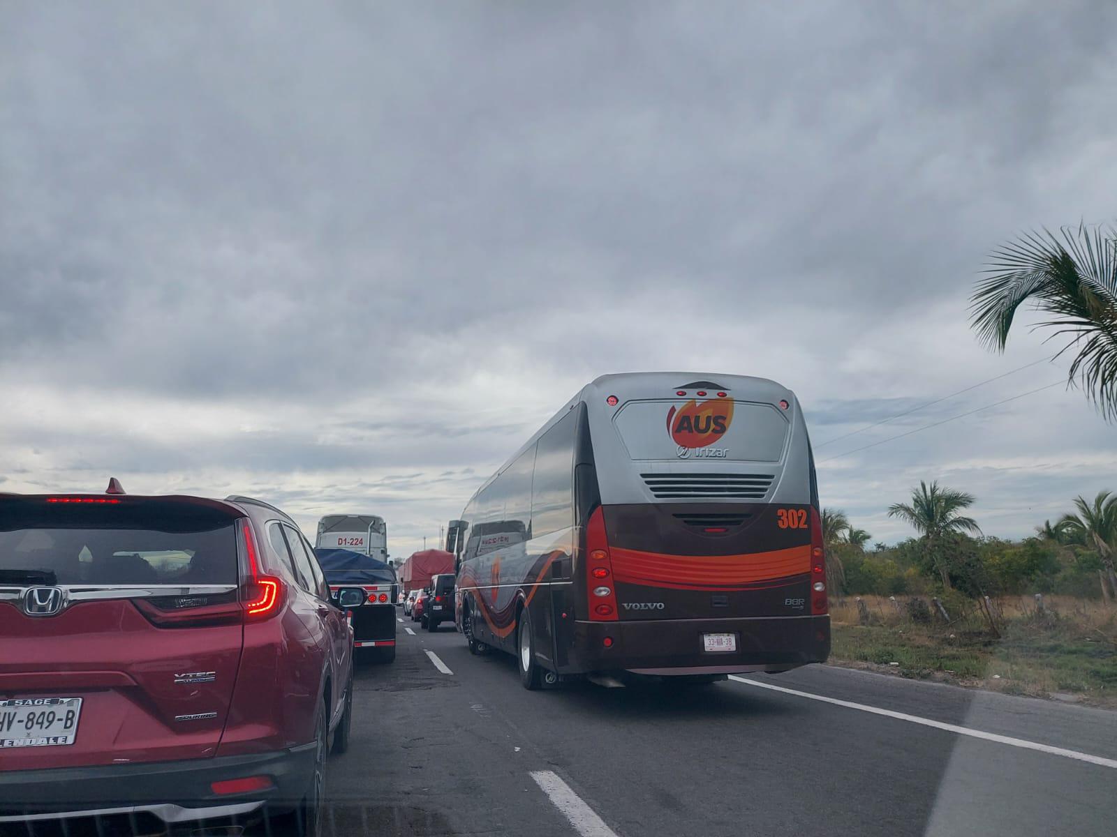 $!Se satura la Autopista Mazatlán-Culiacán tras visitas al puerto para ver el Eclipse Total de Sol