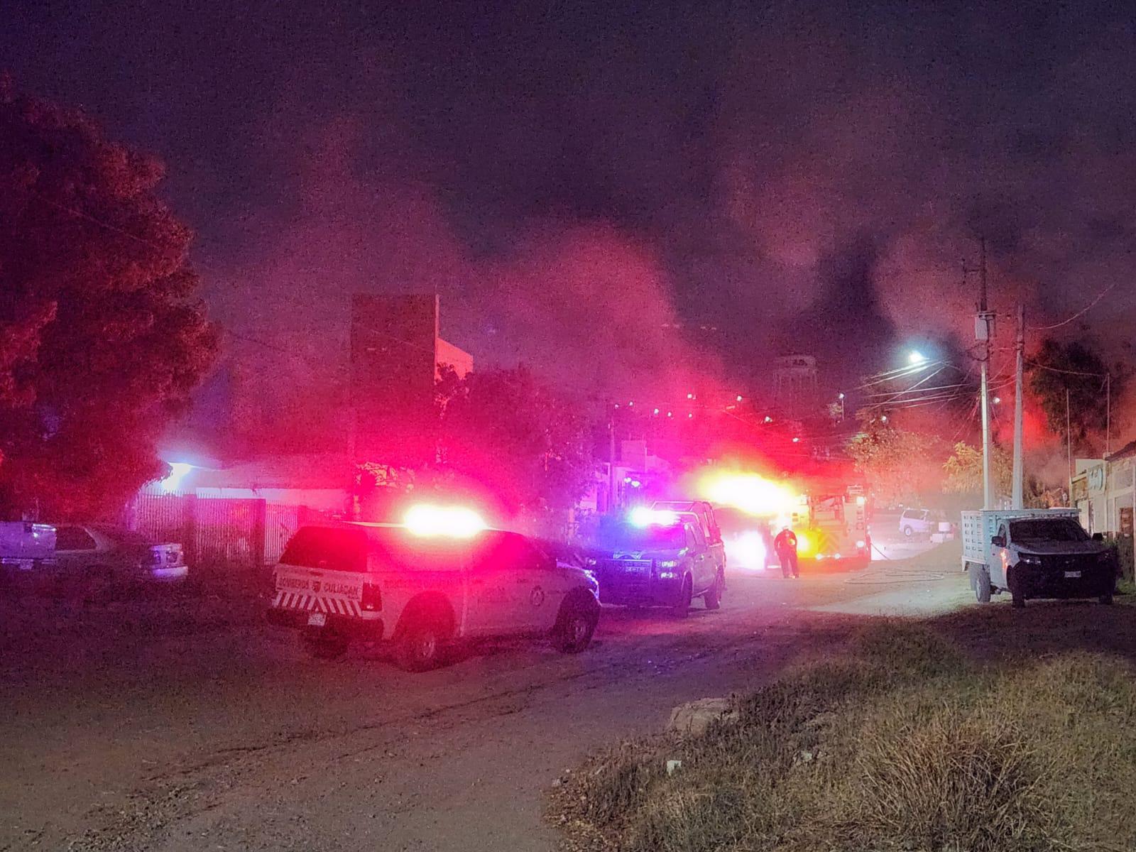 $!Incendio consume vivienda y vehículo en la colonia Progreso; solo se reportan daños materiales