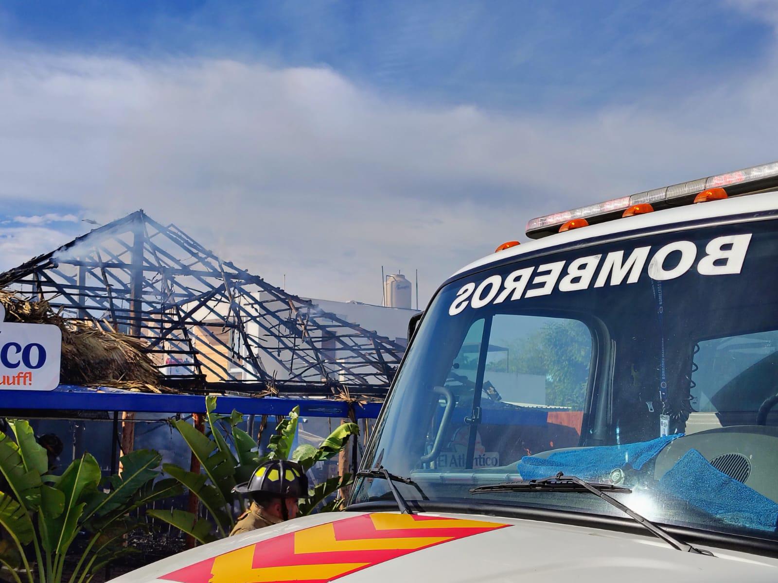 $!Fuego consume restaurante de mariscos en Real del Valle, en Mazatlán