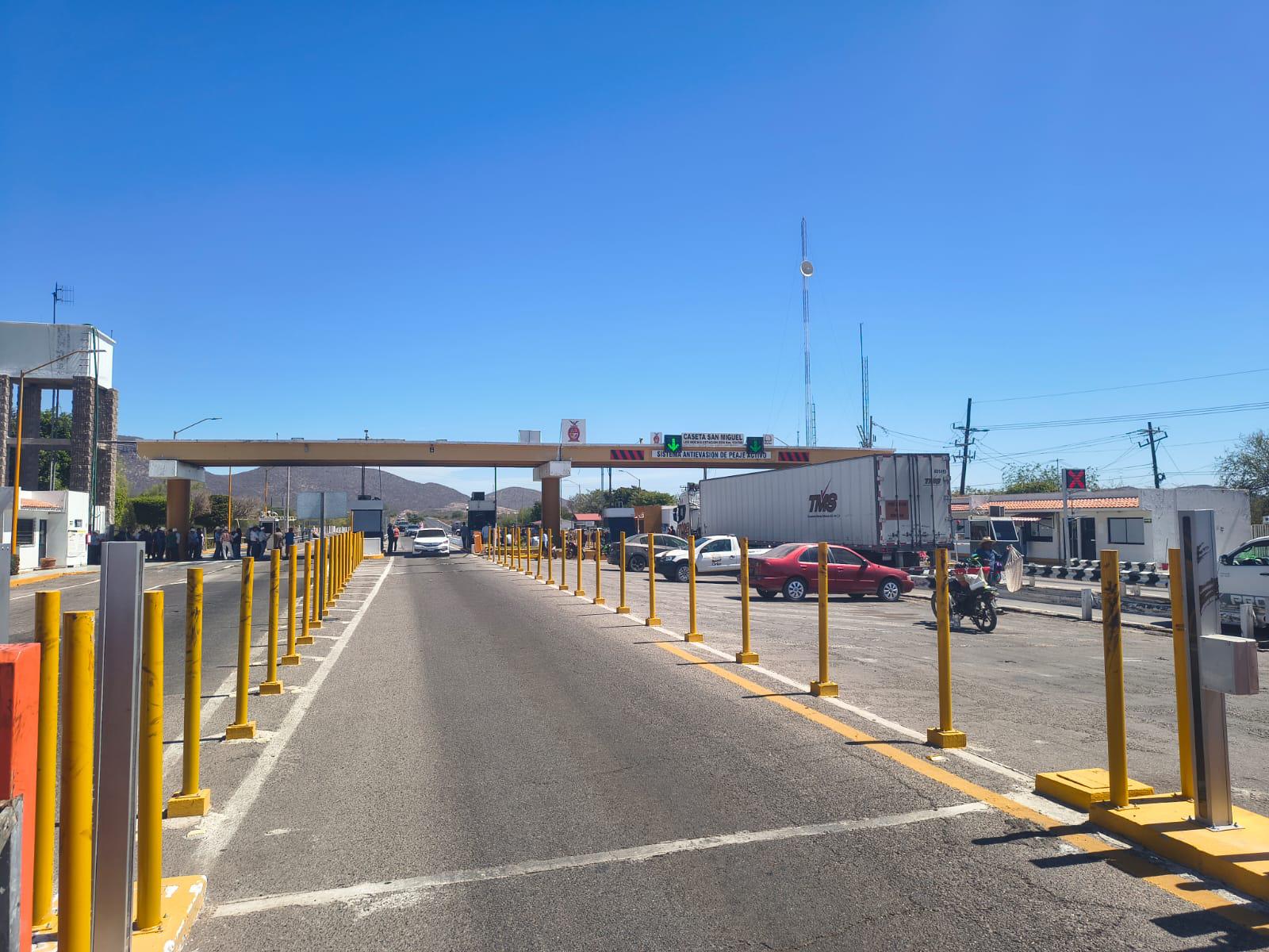 $!Productores toman caseta en San Miguel Zapotitlán y liberan peaje; advierten bloqueo total para el miércoles
