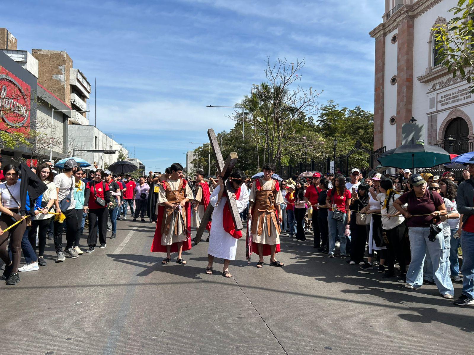 $!Culiacán revive el Viacrucis con representación juvenil