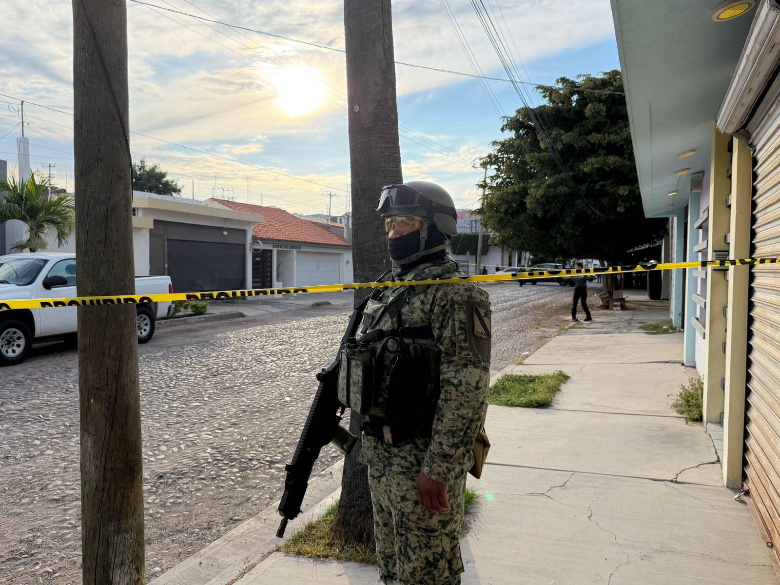 $!Atacan con explosivos una casa en el sector Las Quintas, en Culiacán