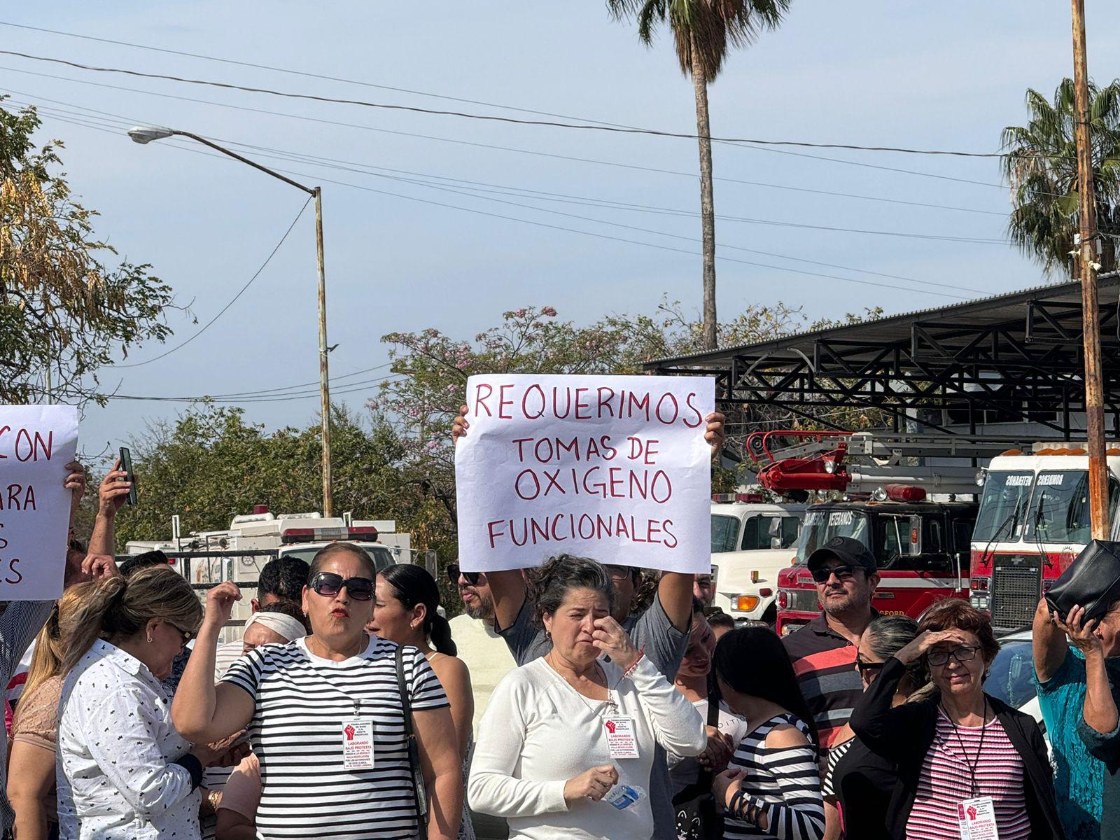 $!Otra vez se manifiesta personal del ISSSTE en Mazatlán al grito de ‘¡fuera Alcántara!’