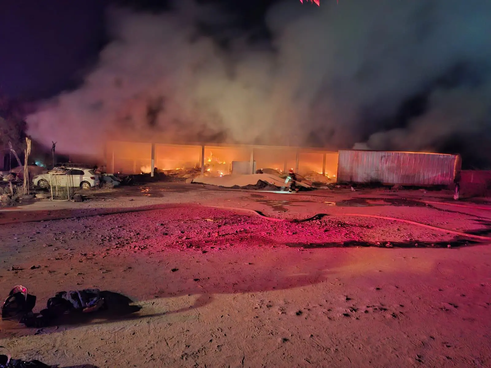 $!Incendio en taller de Autobuses de Concordia se propaga hasta una forrajera y se magnífica