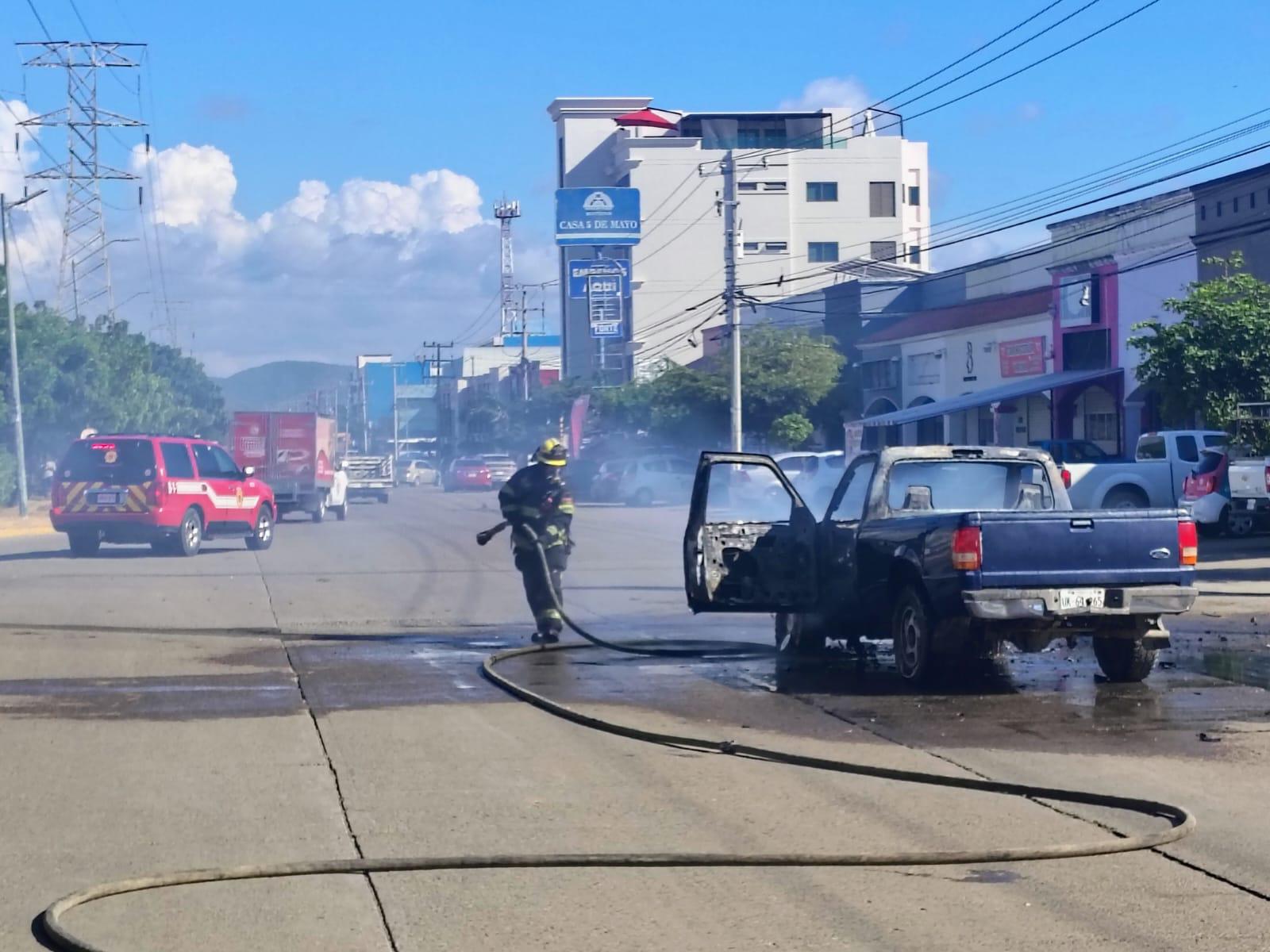 $!Se incendia camioneta en la avenida Las Torres, en Mazatlán