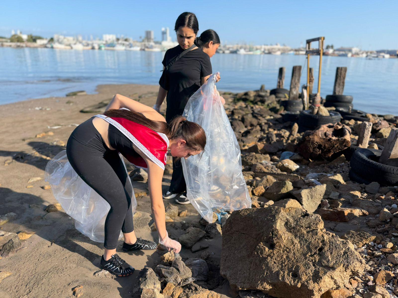 $!Retiran residuos de la Isla de la Piedra en jornada por el Día Mundial de los Océanos