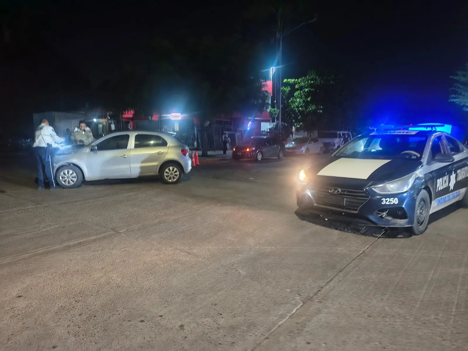 $!Mujer resulta lesionada tras choque y volcadura en Los Mochis