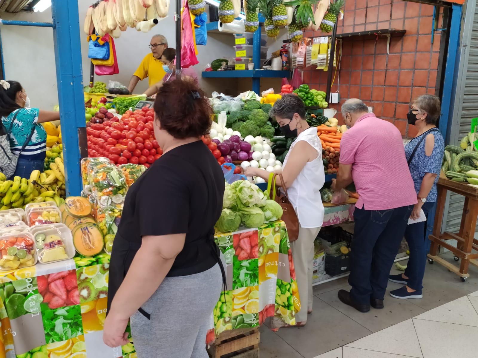 $!Bajan ventas de mercados en Mazatlán, pero también los precios se regularizan