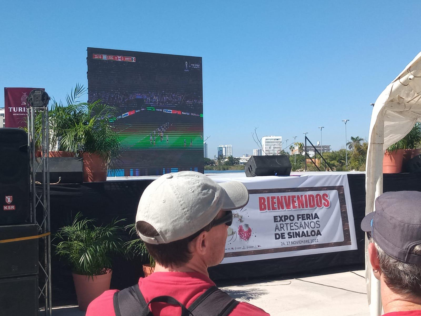 $!Visitantes disfrutan de la pasión del futbol en el Parque Central de Mazatlán