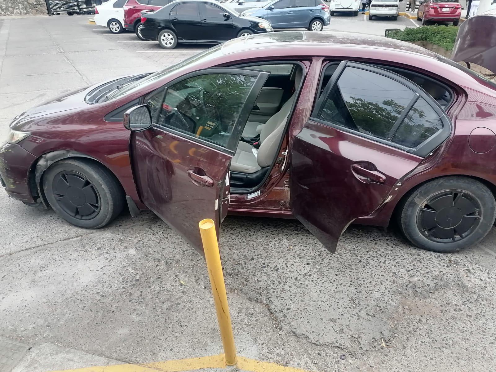 $!En plena misa, abandonan cuerpos al interior de un vehículo en La Lomita, en Culiacán