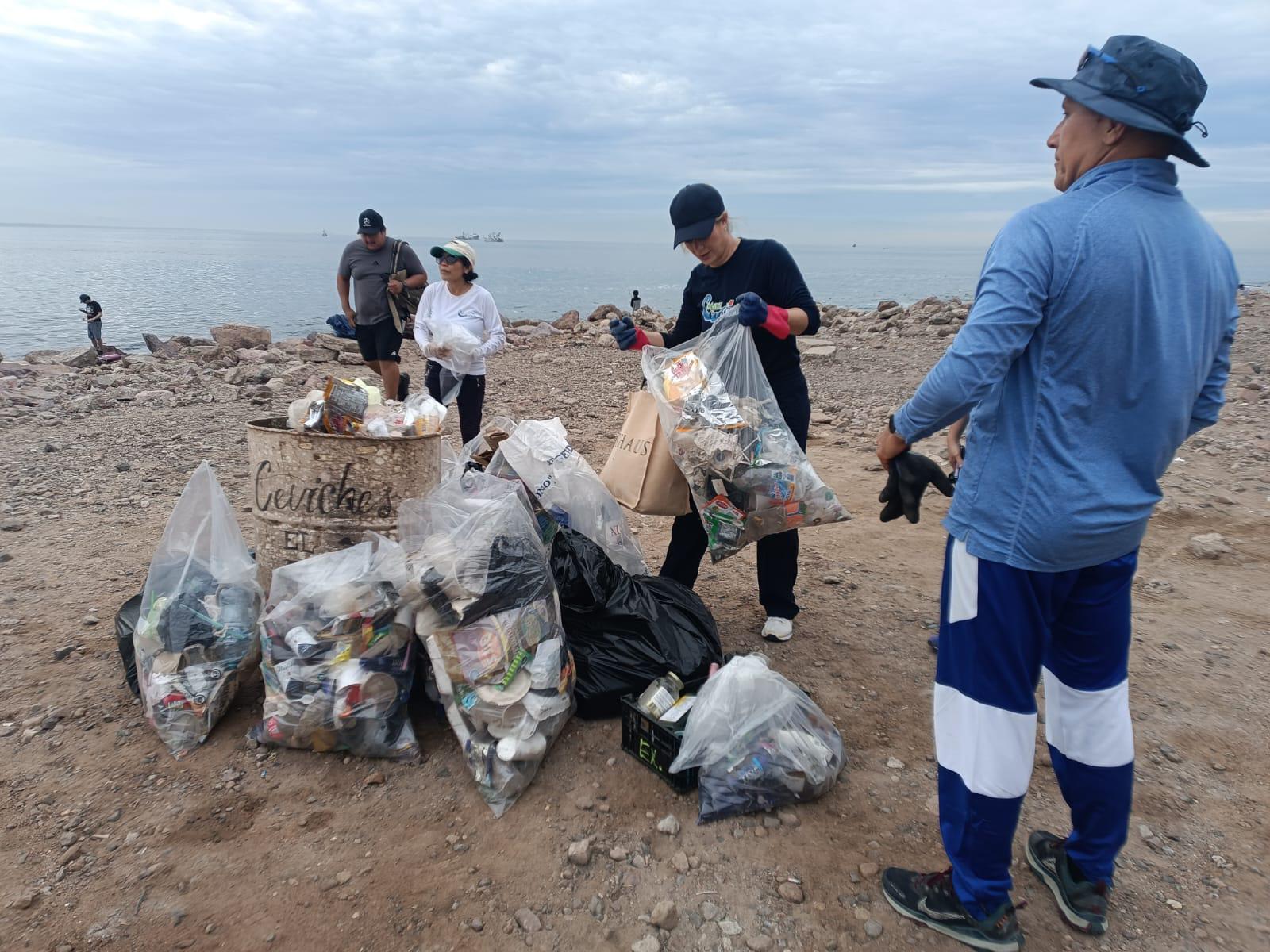 $!Voluntarios se suman a MazConCiencia en jornada de limpieza de la escollera del Faro