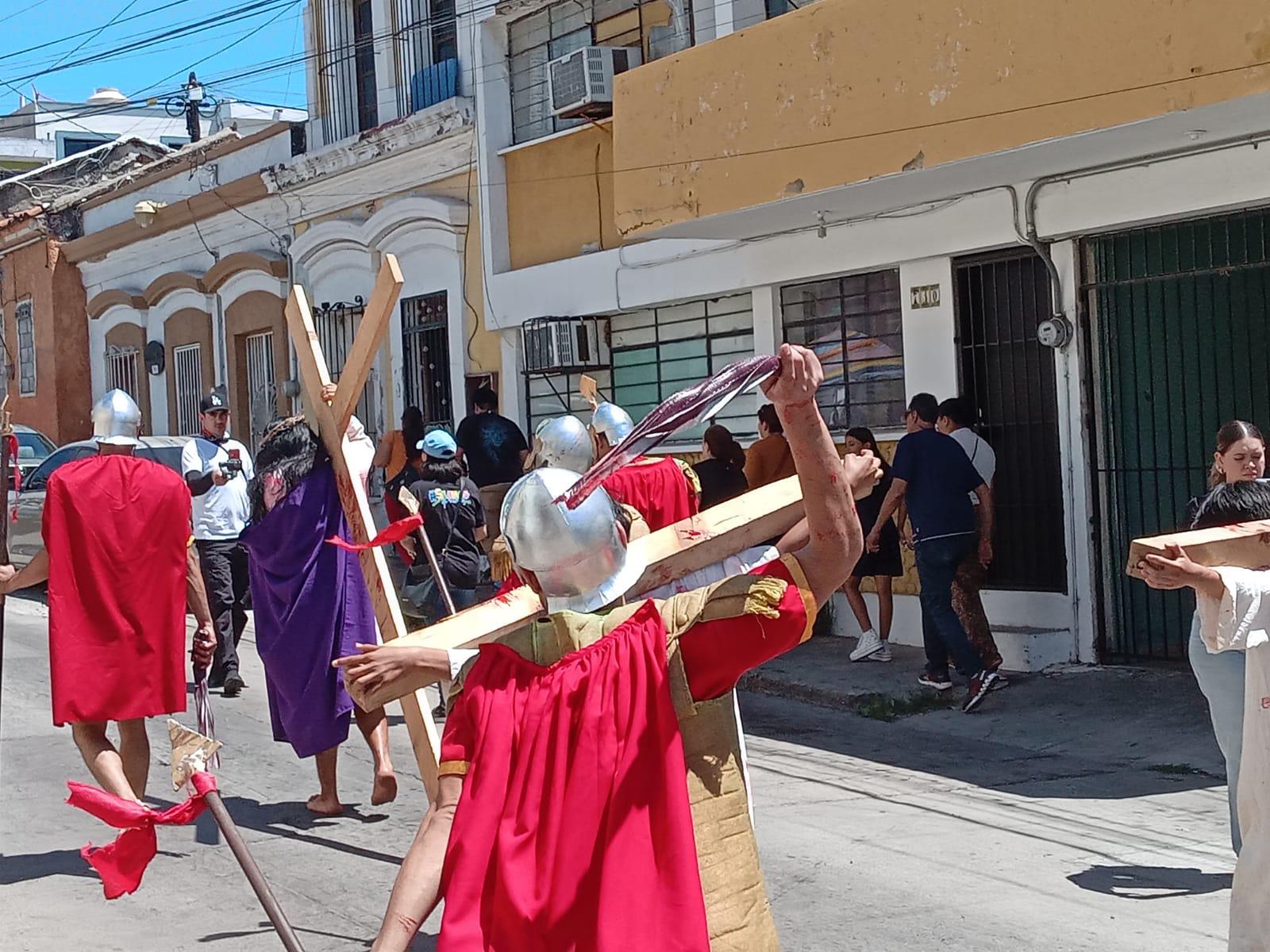 $!Mazatlecos y turistas atestiguan el Viacrucis Viviente en calles del Centro de puerto