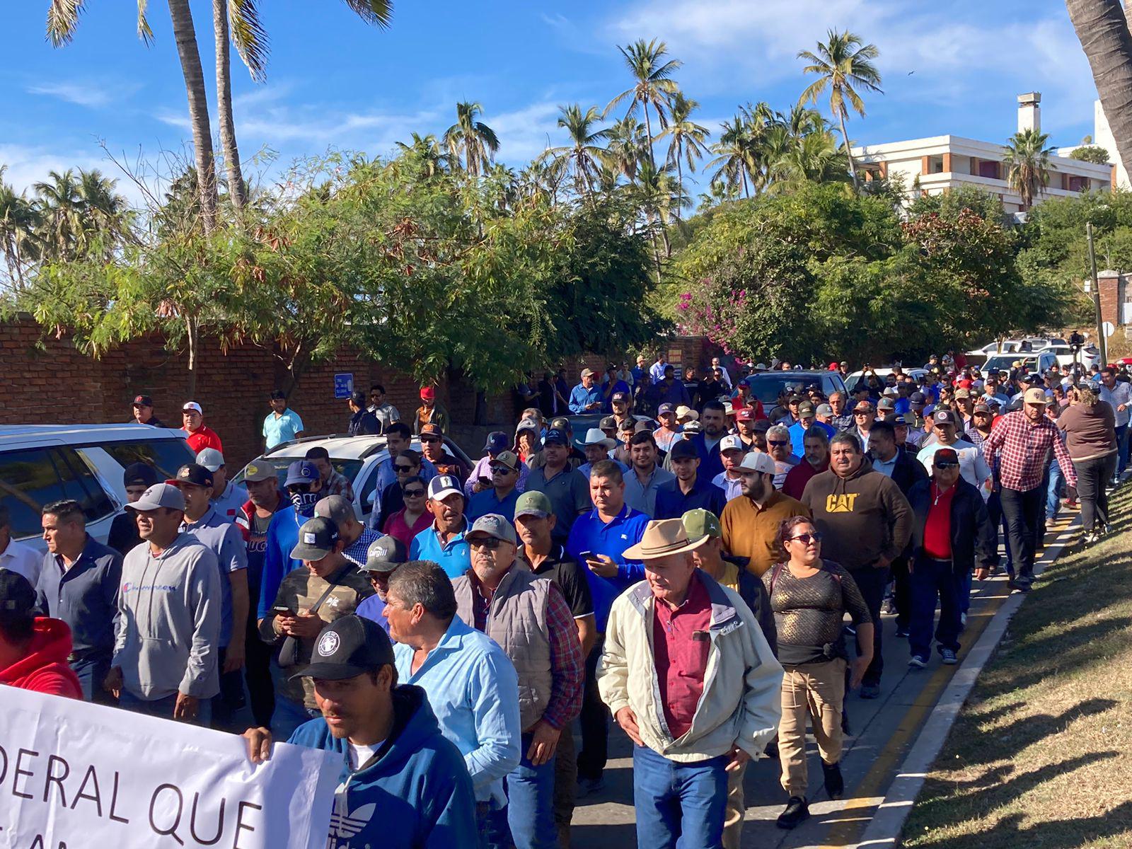 $!Pescadores protestan en Conapesca contra camarón extranjero; se genera caos vial en la Zona Dorada